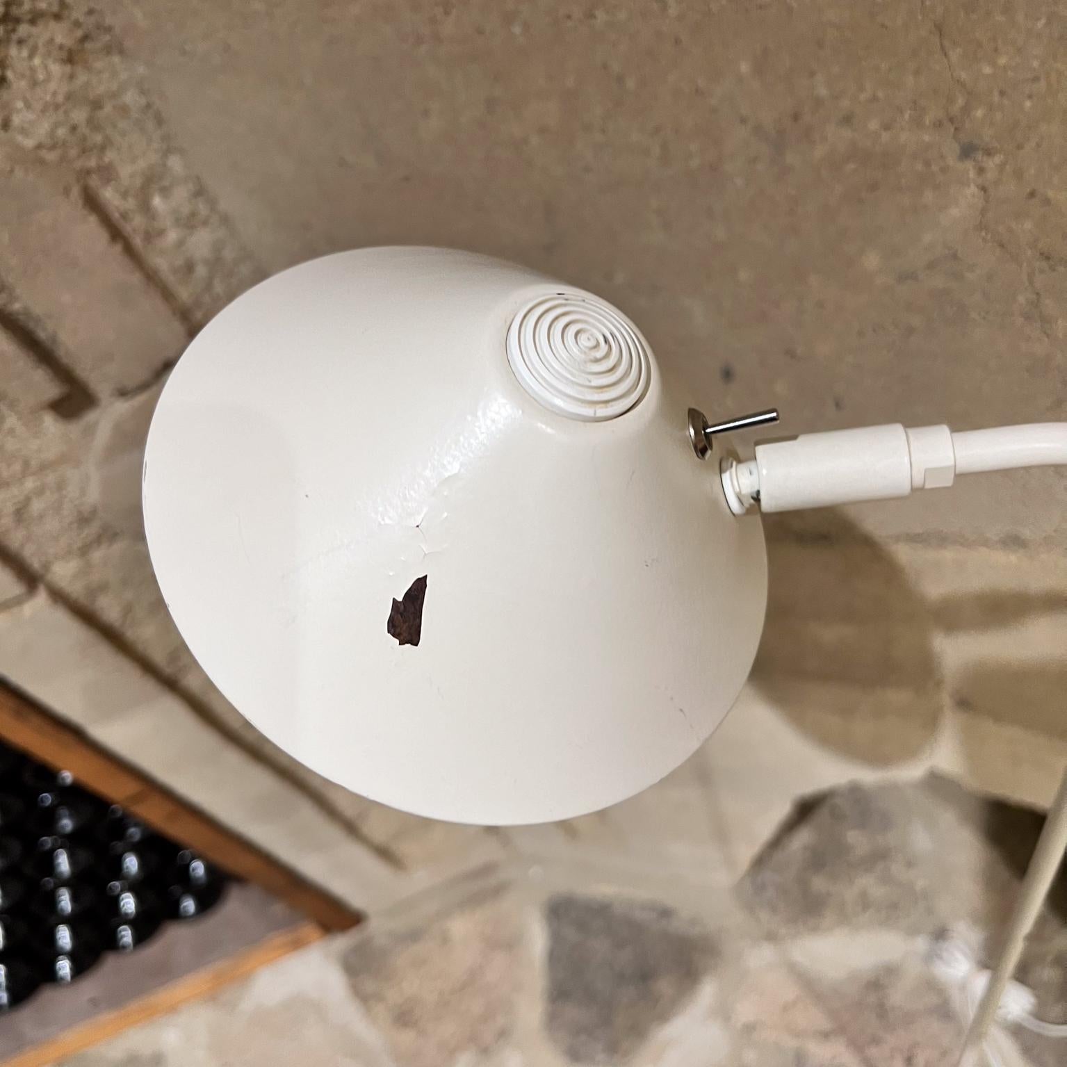 Lampadaire de lecture pour pharmacie moderne blanc Koch & Lowy des années 1980 en vente 4