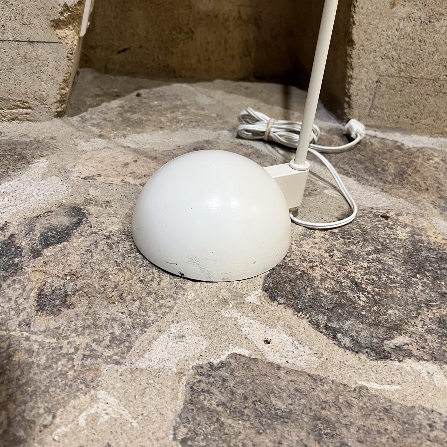 Lampadaire de lecture pour pharmacie, style années 1980, Koch & Lowy, blanc
43,25 h x 5,25 diamètre x 9,25 p
Non marqué
Testé et fonctionnant.
Etat vintage non restauré, usure de la finition blanche.
Reportez-vous à toutes les images.