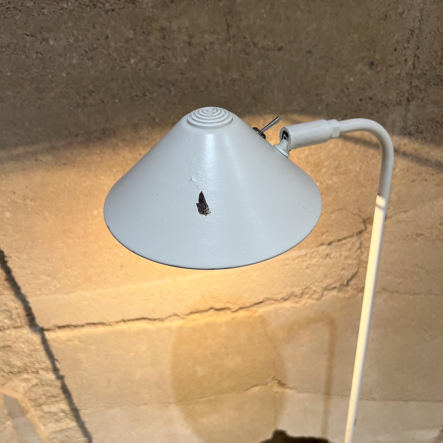 Métal Lampadaire de lecture pour pharmacie moderne blanc Koch & Lowy des années 1980 en vente
