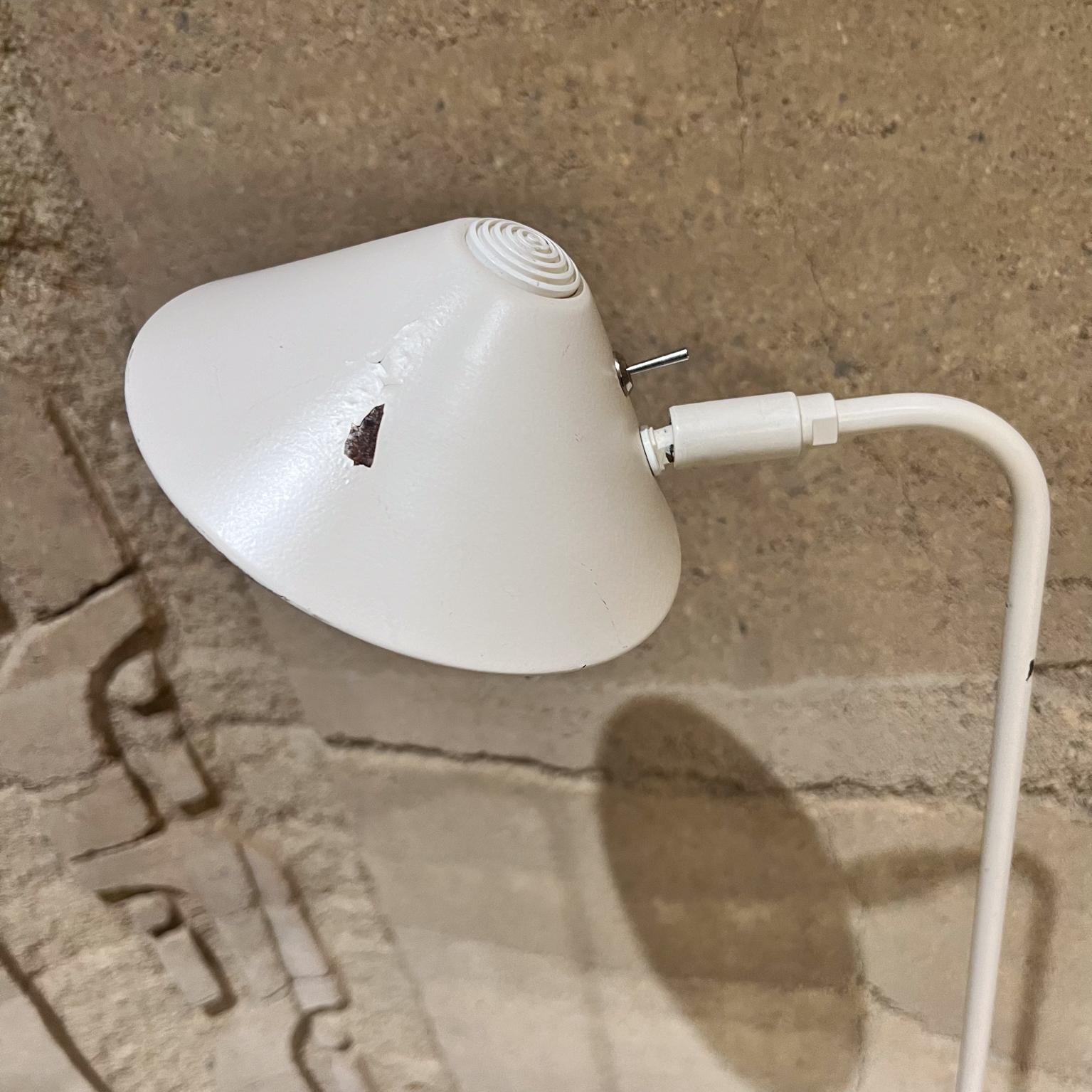 Lampadaire de lecture pour pharmacie moderne blanc Koch & Lowy des années 1980 en vente 3