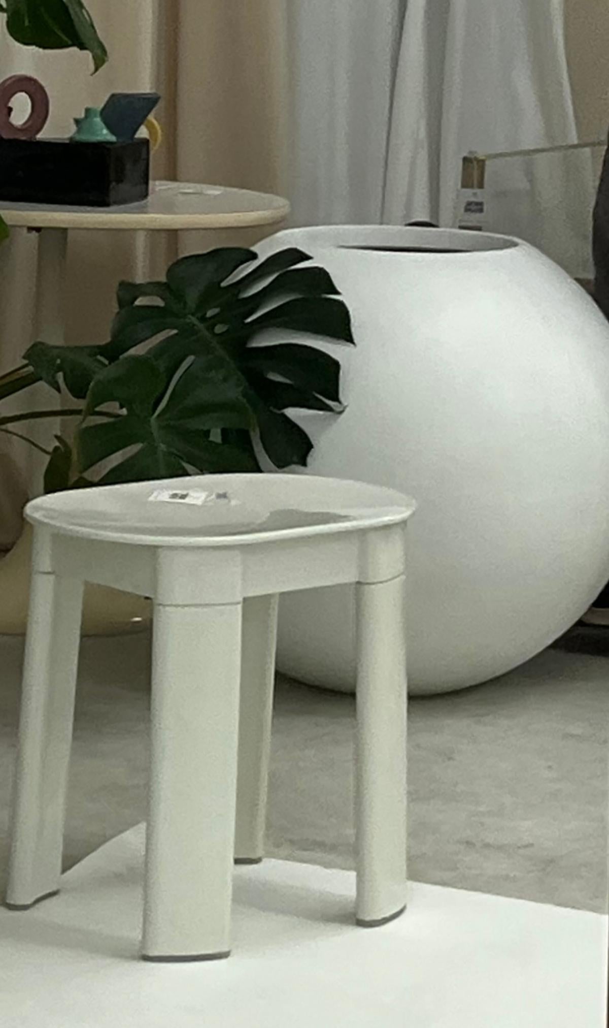 Jardinera esférica contemporánea fabricada e importada de México. 

Esta maceta de fibra de vidrio es impermeable a la humedad y proporciona un contenedor más ligero que el hormigón. La fibra de vidrio es muy resistente con un uso normal y no es tan