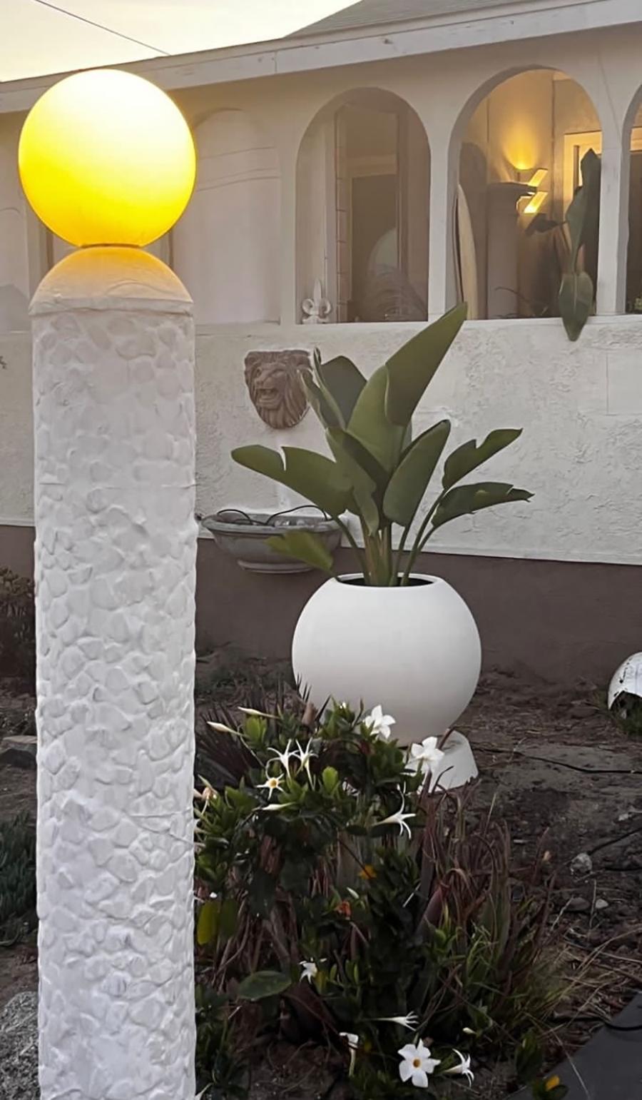 Jardinera Esférica Arquitectónica Blanca Grande Estilo Años 80 para Interior o Exterior Posmoderno en venta