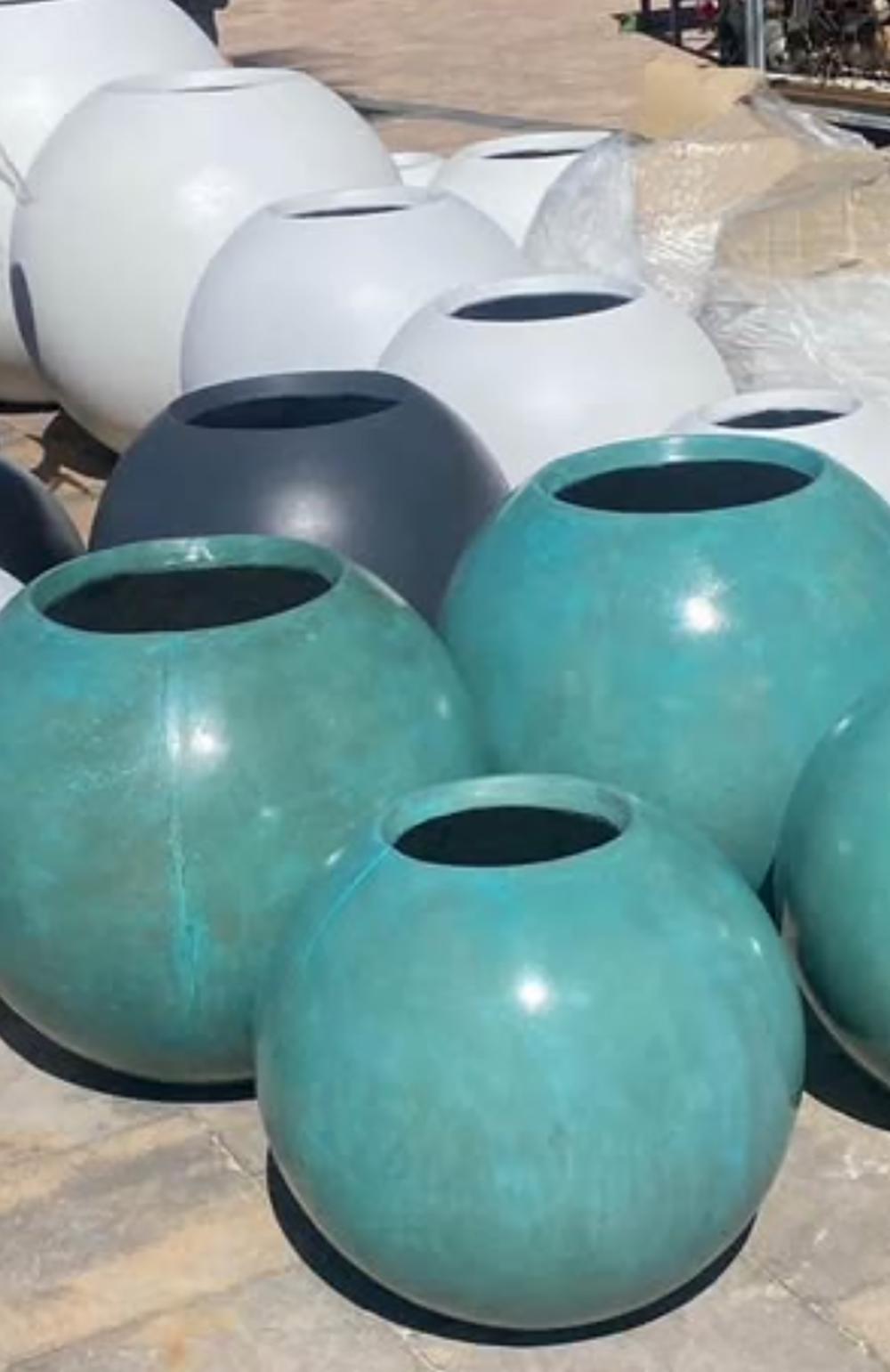 Jardinera Esférica Arquitectónica Blanca Grande Estilo Años 80 para Interior o Exterior Mexicano en venta