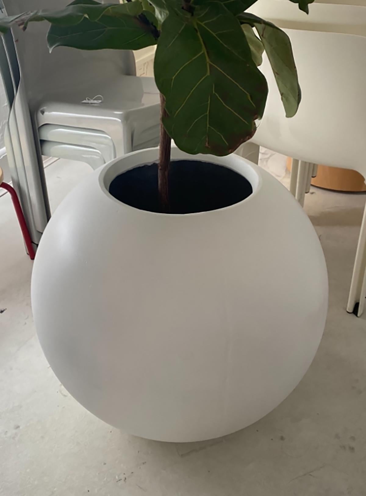 Jardinera Esférica Arquitectónica Blanca Grande Estilo Años 80 para Interior o Exterior Moldeado en venta