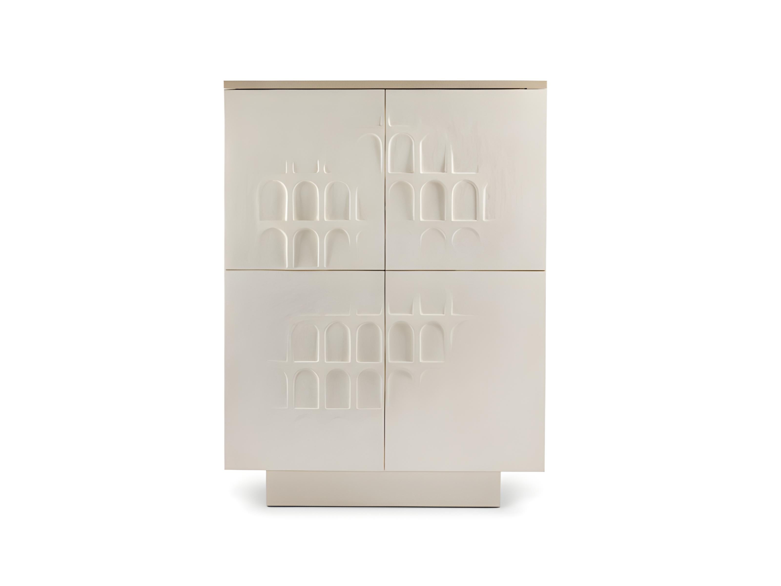 Si tratta di un mobile a quattro ante che unisce la forza della costruzione alla maestria delle finiture. Il corpo è realizzato in legno duro, poi sontuosamente rifinito con un rivestimento in gesso liscio e testurizzato che conferisce un'estetica