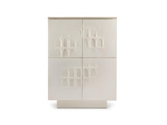 Armario Blanco Enyesado Estilo Años 80 con Puertas Esculpidas en Arco Por José Castro