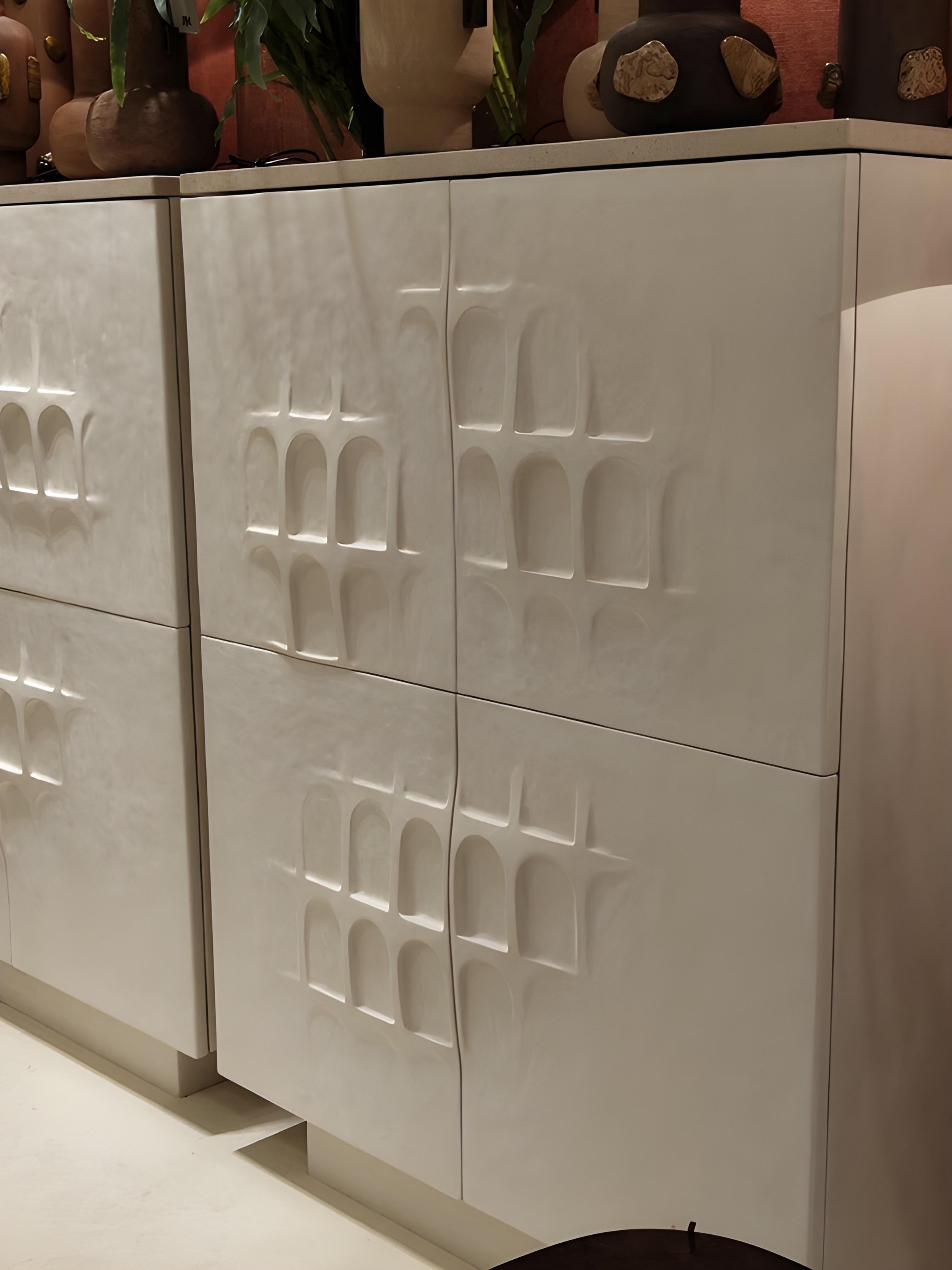 Portoghese Armadio intonacato bianco in stile anni '80 con ante ad arco scolpite di José Castro in vendita