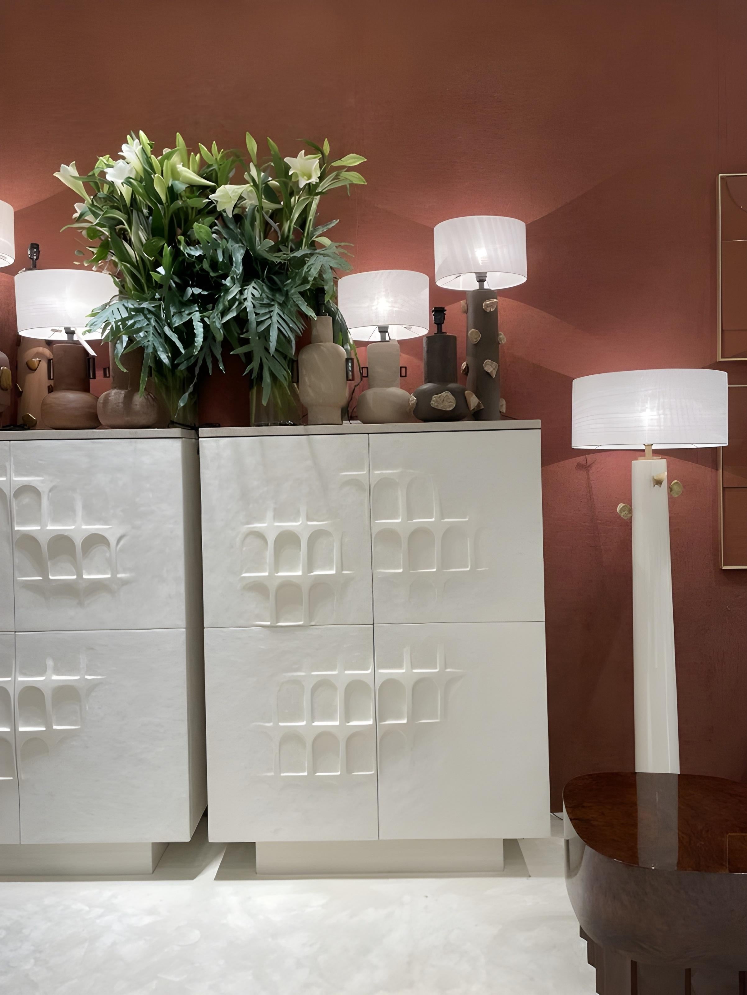 Fatto a mano Armadio intonacato bianco in stile anni '80 con ante ad arco scolpite di José Castro in vendita