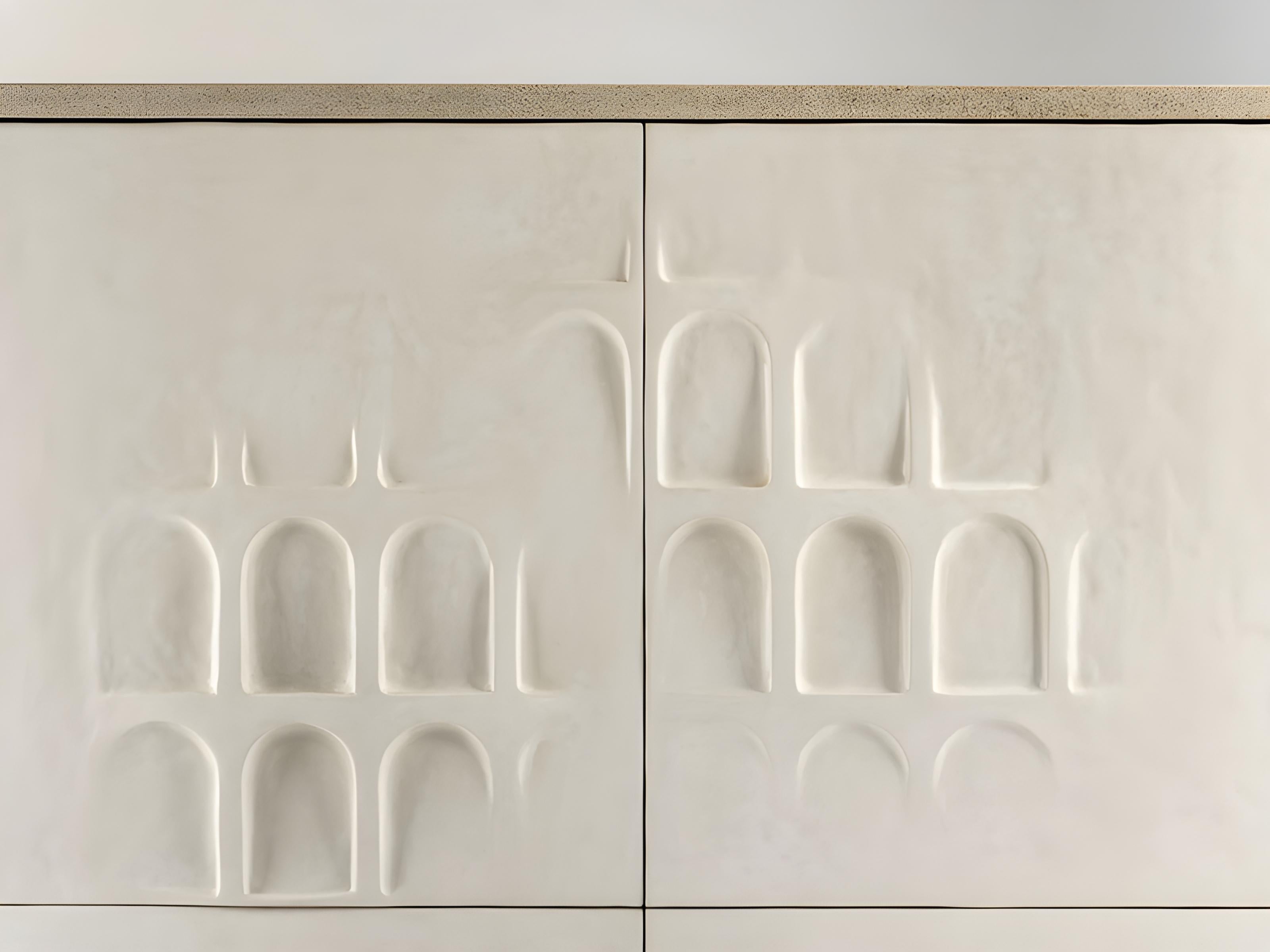 Armadio intonacato bianco in stile anni '80 con ante ad arco scolpite di José Castro In condizioni Nuovo in vendita a NEW YORK, NY