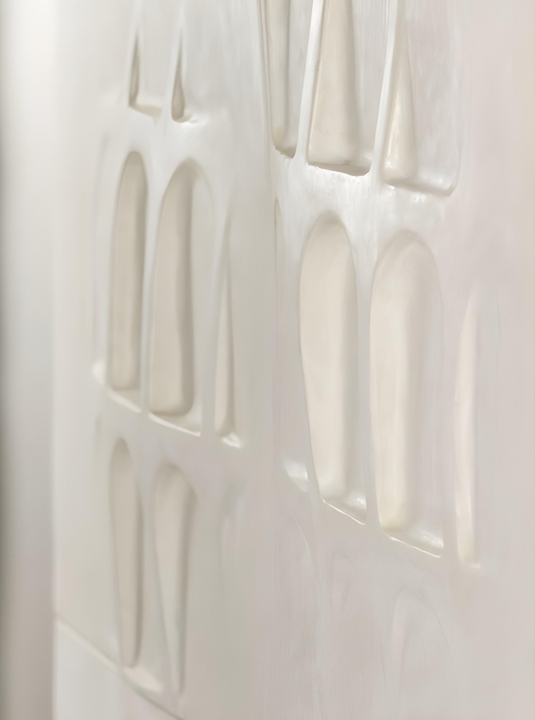 XXI secolo e contemporaneo Armadio intonacato bianco in stile anni '80 con ante ad arco scolpite di José Castro in vendita