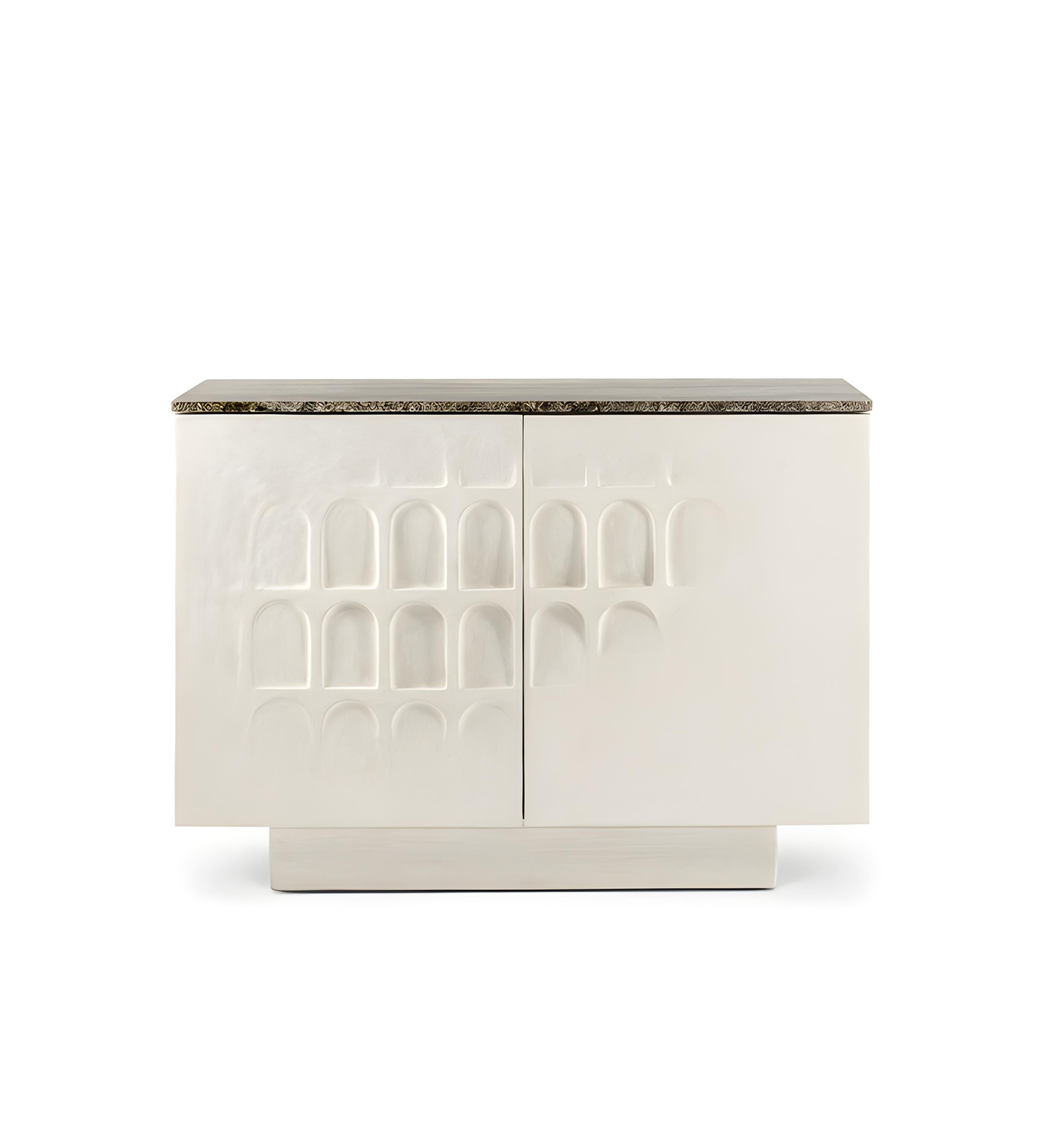 Eleva il tuo spazio abitativo con questo mobile a due ante sofisticato e di ispirazione architettonica, una vera e propria testimonianza della fusione di texture e pietra naturale. La robusta struttura è realizzata in legno di alta qualità e offre