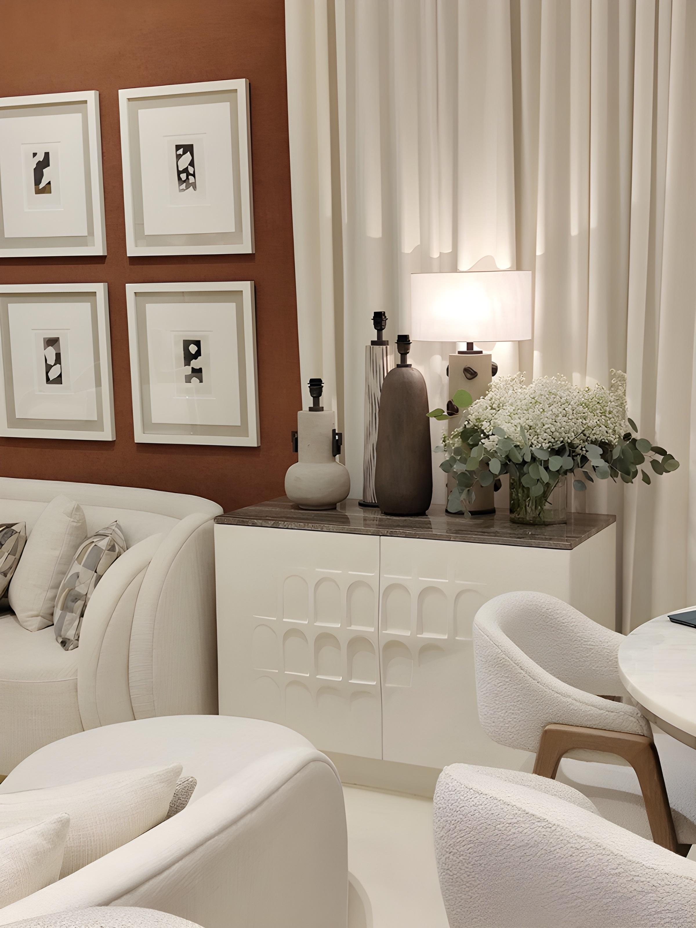 Moderno Credenza intonacata bianca in stile anni '80 con ante ad arco scolpite di José Castro in vendita