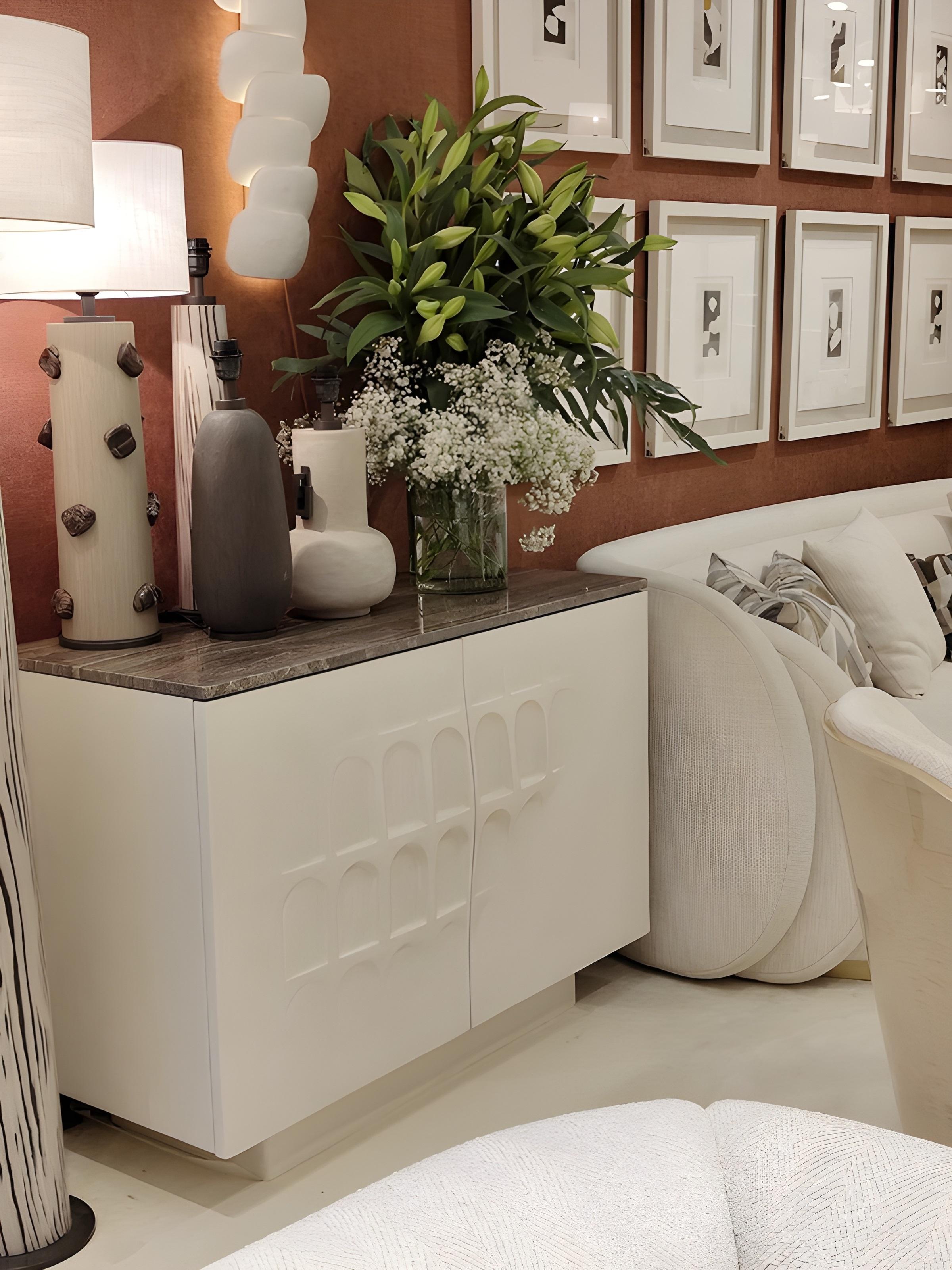 Fatto a mano Credenza intonacata bianca in stile anni '80 con ante ad arco scolpite di José Castro in vendita