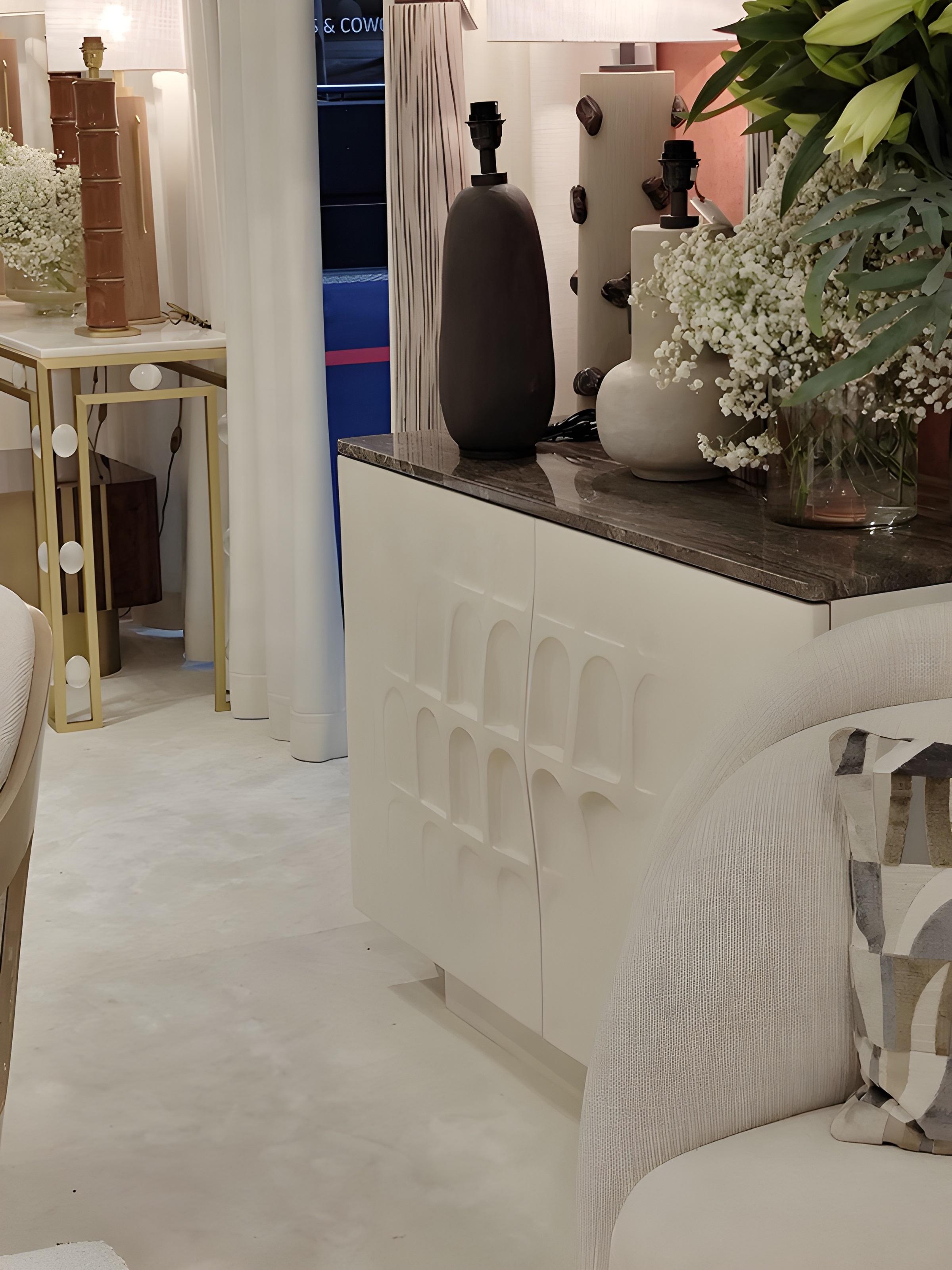 XXI secolo e contemporaneo Credenza intonacata bianca in stile anni '80 con ante ad arco scolpite di José Castro in vendita