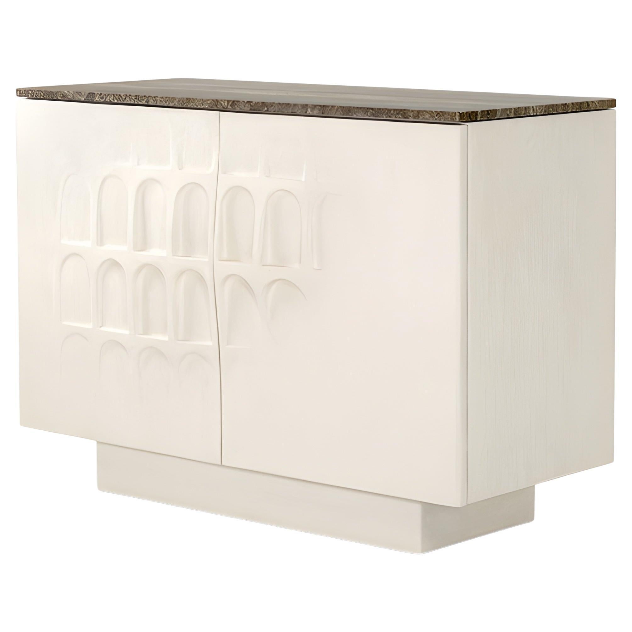 Credenza intonacata bianca in stile anni 
80 con ante ad arco scolpite di José Castro in vendita