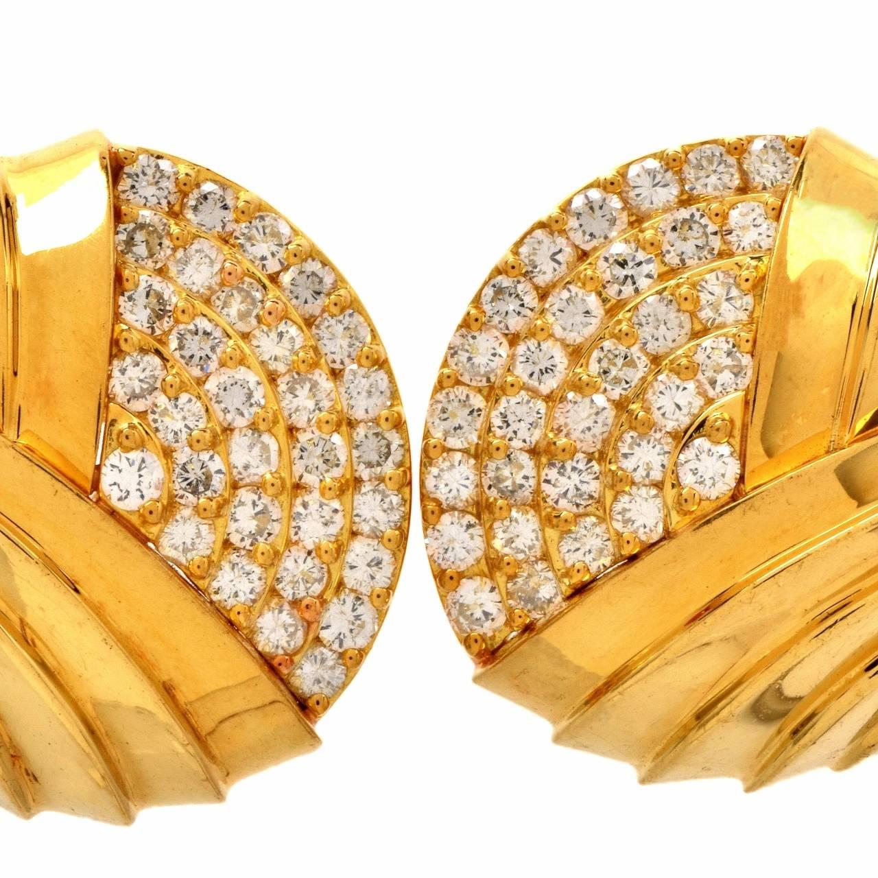 
These estate Stylish 1980'S earrings of captivating opulent aesthetic are crafted in solid 18-karat yellow gold incorporating subtly domed orbicular plaques with highly decorative swirl pattern, these clip back earrings are adorned with pave-set