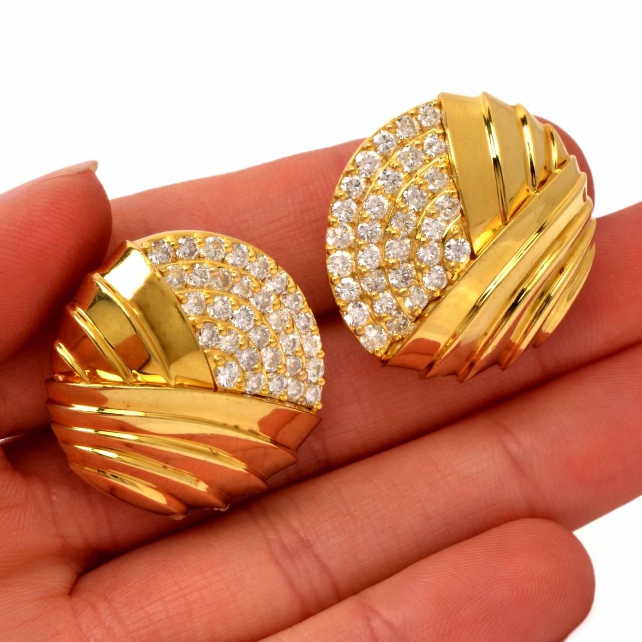 1980s Stylish Diamond 18 Karat Clip Back Earrings 3