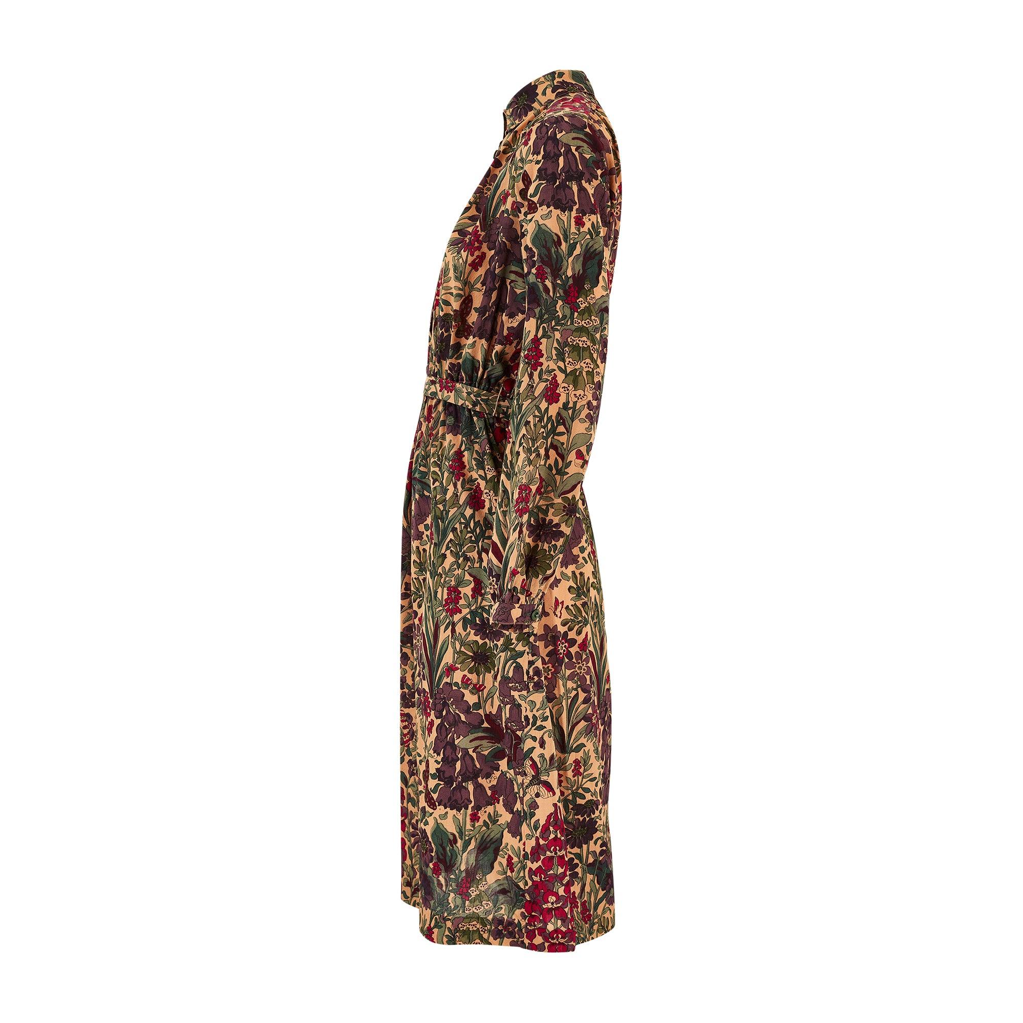 Cette robe-chemise mi-longue des années 1980 est l'œuvre de la créatrice britannique Susan Small. Confectionné dans une laine légère texturée beige de Liberty Fabrics à motifs de fleurs et de feuillages peints dans des tons framboise, aubergine et