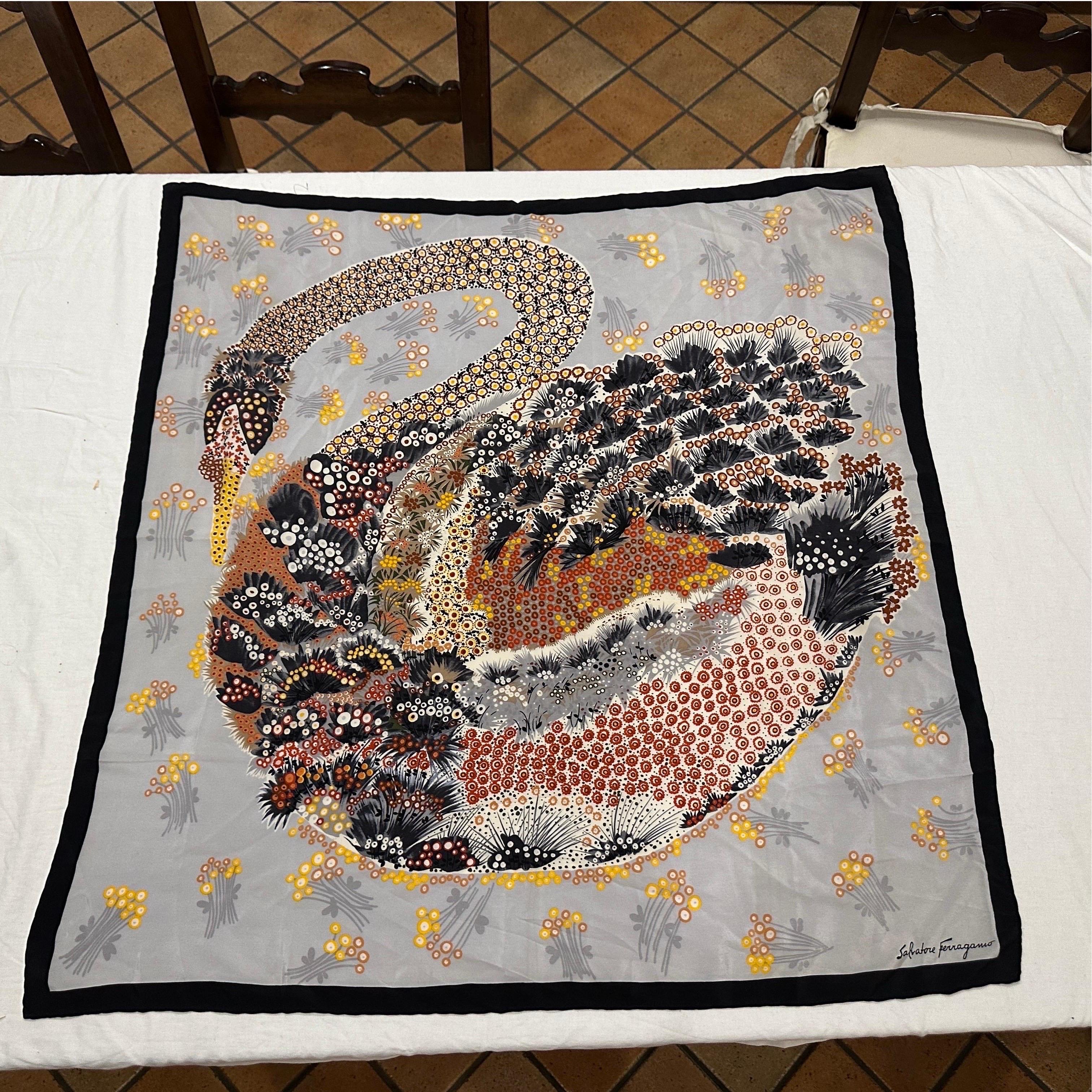 Si tratta di uno splendido e raro foulard vintage in seta carré di Salvatore Ferragamo, un vero e proprio oggetto da collezione che risale probabilmente agli anni '80. Mostra la superba qualità e la vivacità artistica per cui la casa di design