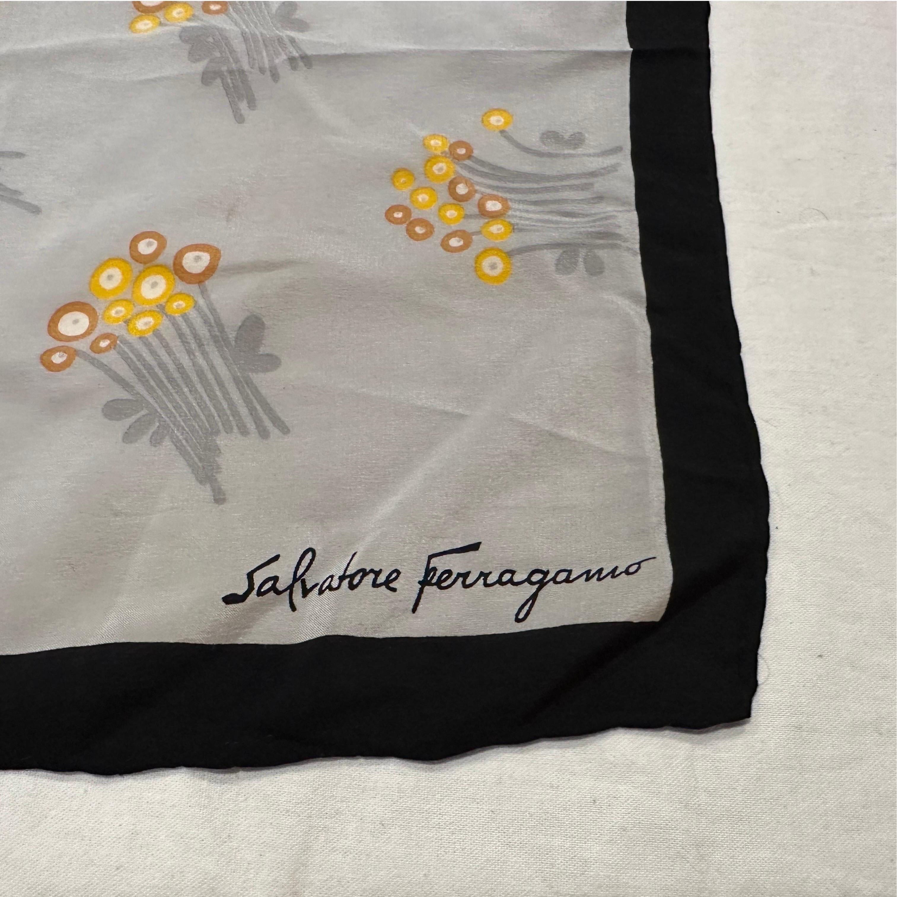 Sciarpa in seta Carrè con motivo a cigno degli anni '80 di Ferragamo in vendita 4