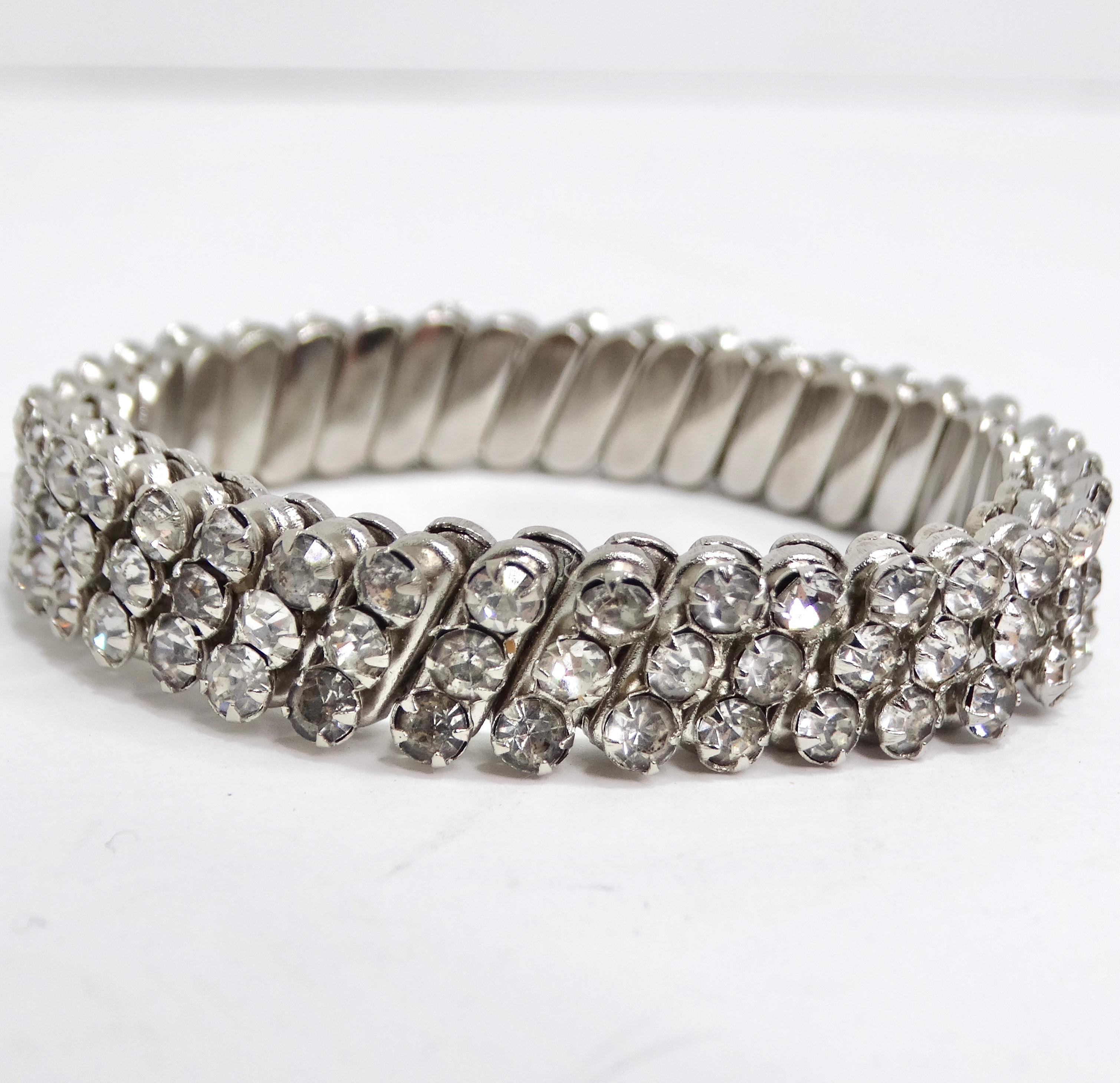 Erhöhen Sie Ihren Stil mit dem 1980s Swarovski Crystal Adjustable Bracelet, einem klassischen Schmuckstück mit drei Reihen runder, klarer Swarovski-Kristalle, die von einer Silberbeschichtung umgeben sind. Das Design dieses Armbands ist ein Beweis