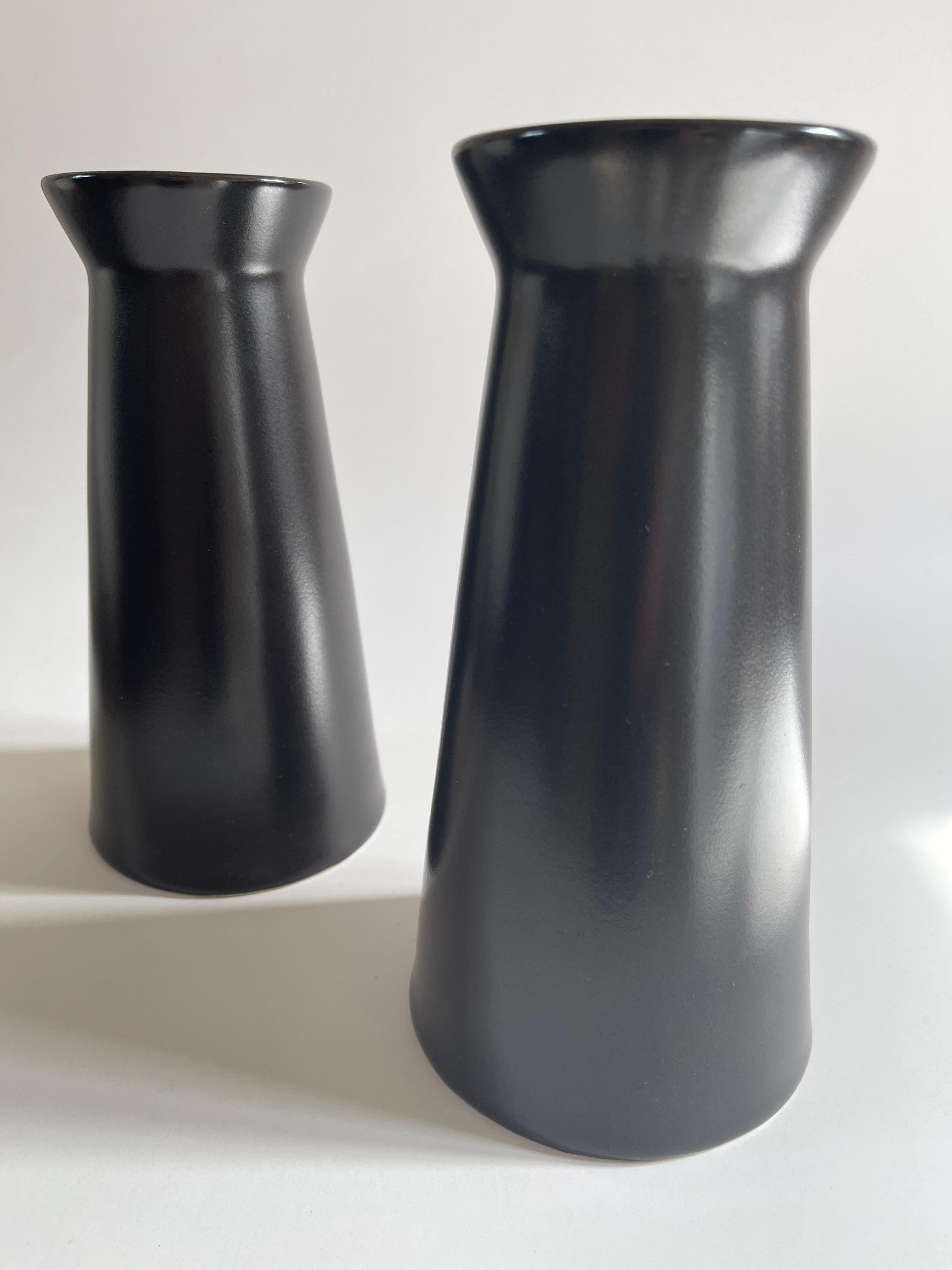1980's Swedish Modern Schwarz Mattglasur Steingut Paar Vasen (Glasiert) im Angebot