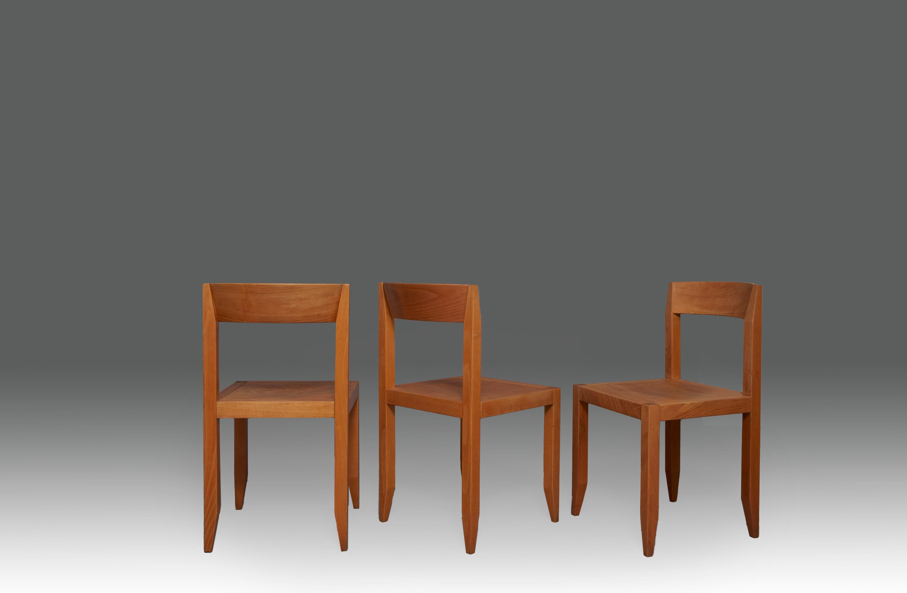 Fünf Esszimmerstühle aus Hartholz von unbekanntem Designer. Schweiz, 1980er Jahre.
Sehr guter nachgearbeiteter Zustand, mit altersbedingten Gebrauchsspuren.
  