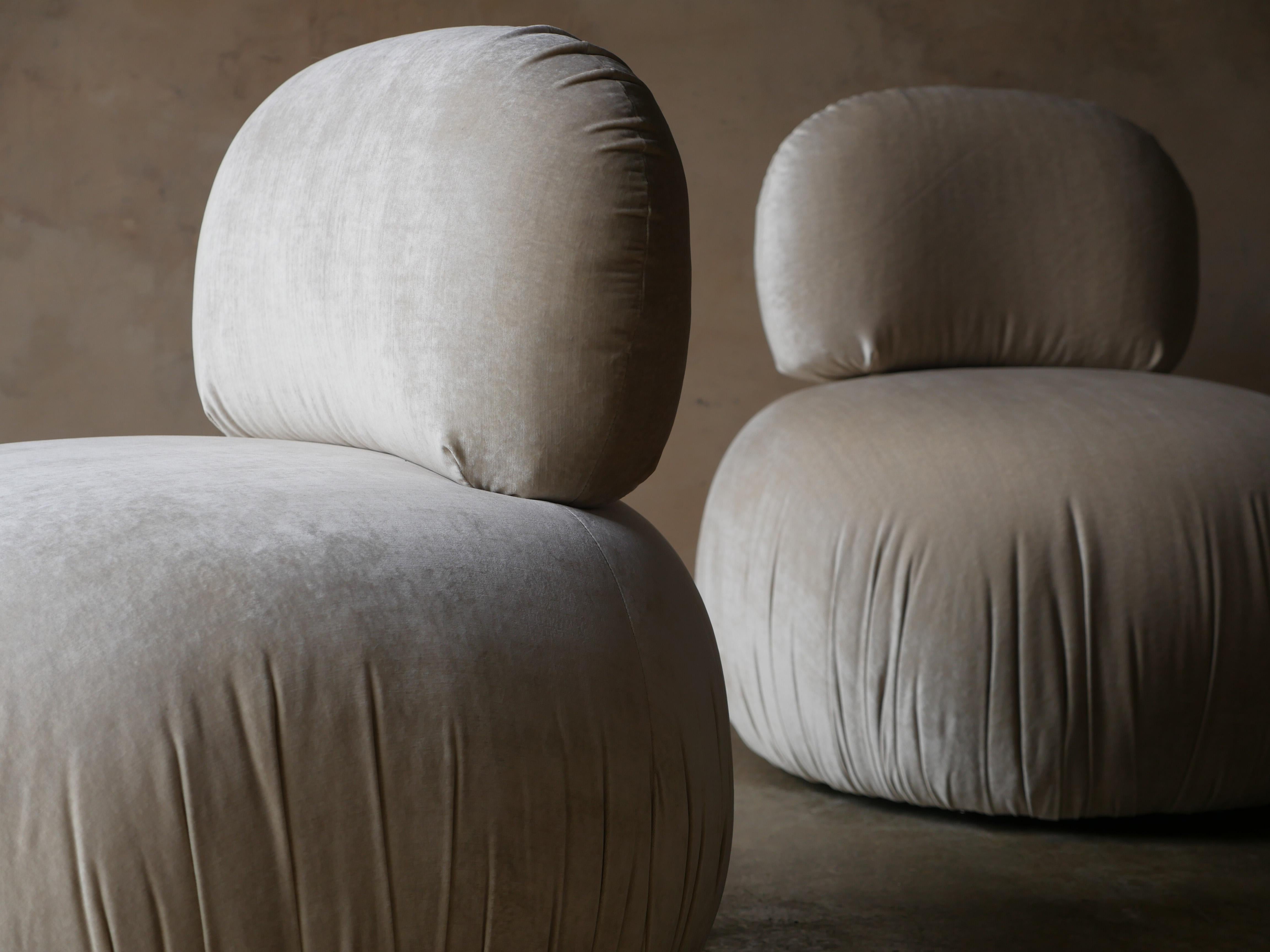 Coppia di pouf girevoli di design degli anni '80 rivestiti in un bellissimo velluto di seta di Lee Jofa. Con il loro design elegante e arrotondato, queste sedie combinano un'estetica chic con una posizione di seduta funzionale e verticale,