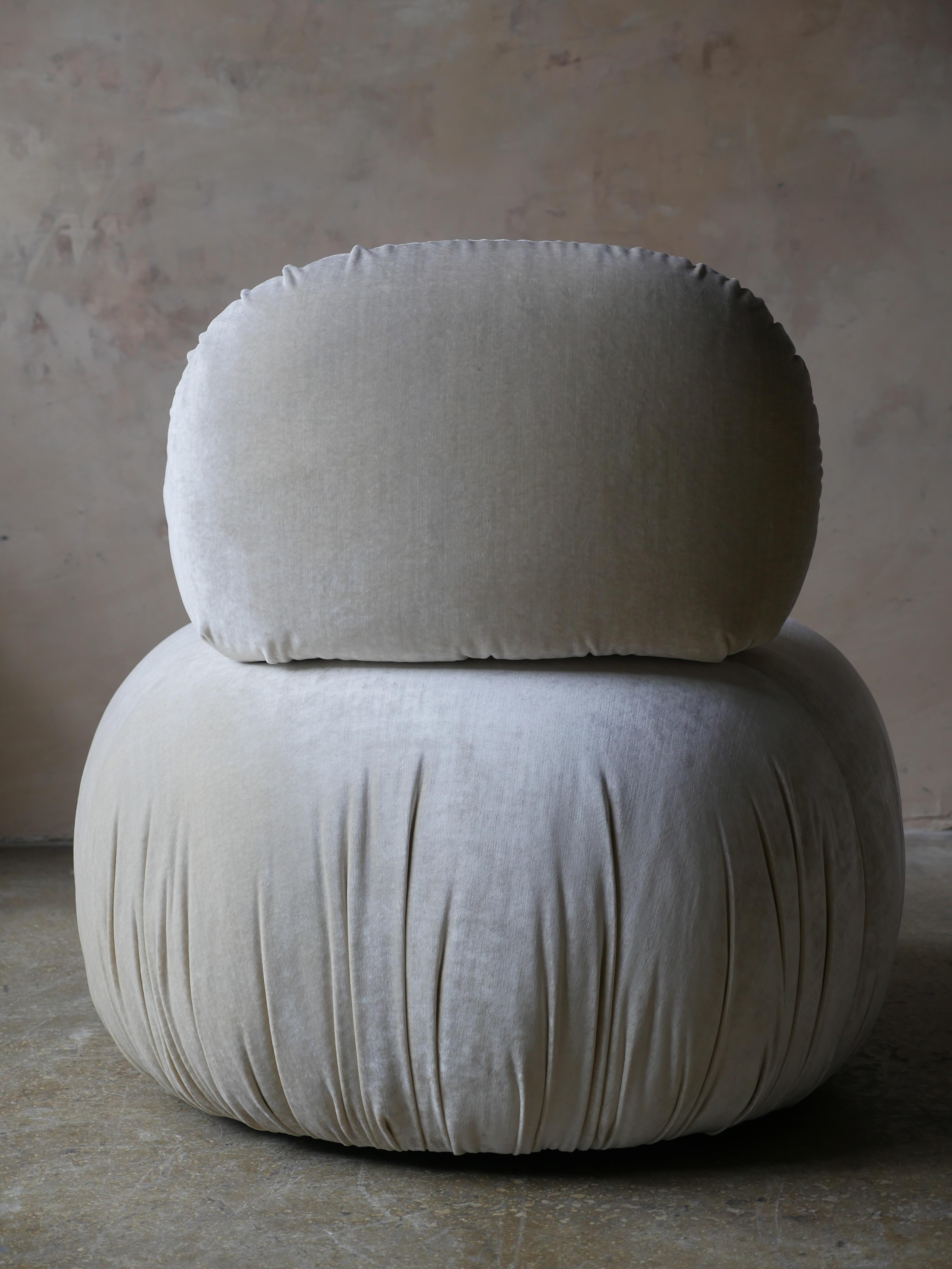 Fine XX secolo Pouf girevole di design degli anni '80 con velluto di seta Lee Jofa personalizzato in vendita