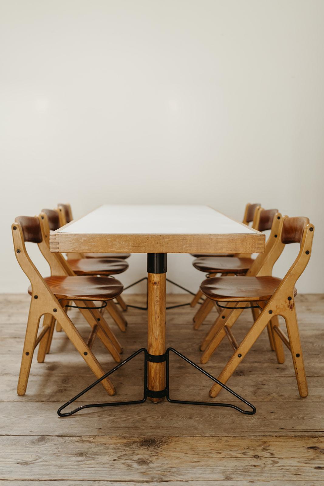 un asombroso conjunto de mesa y sillas, creado para IBM Montpellier en Francia, 
durante los años 80 por el diseñador francés Marc Held... en muy buen estado de pátina vintage, maravillosa pátina en las sillas ...
Mesa de 208 x 78 x 73 cm de