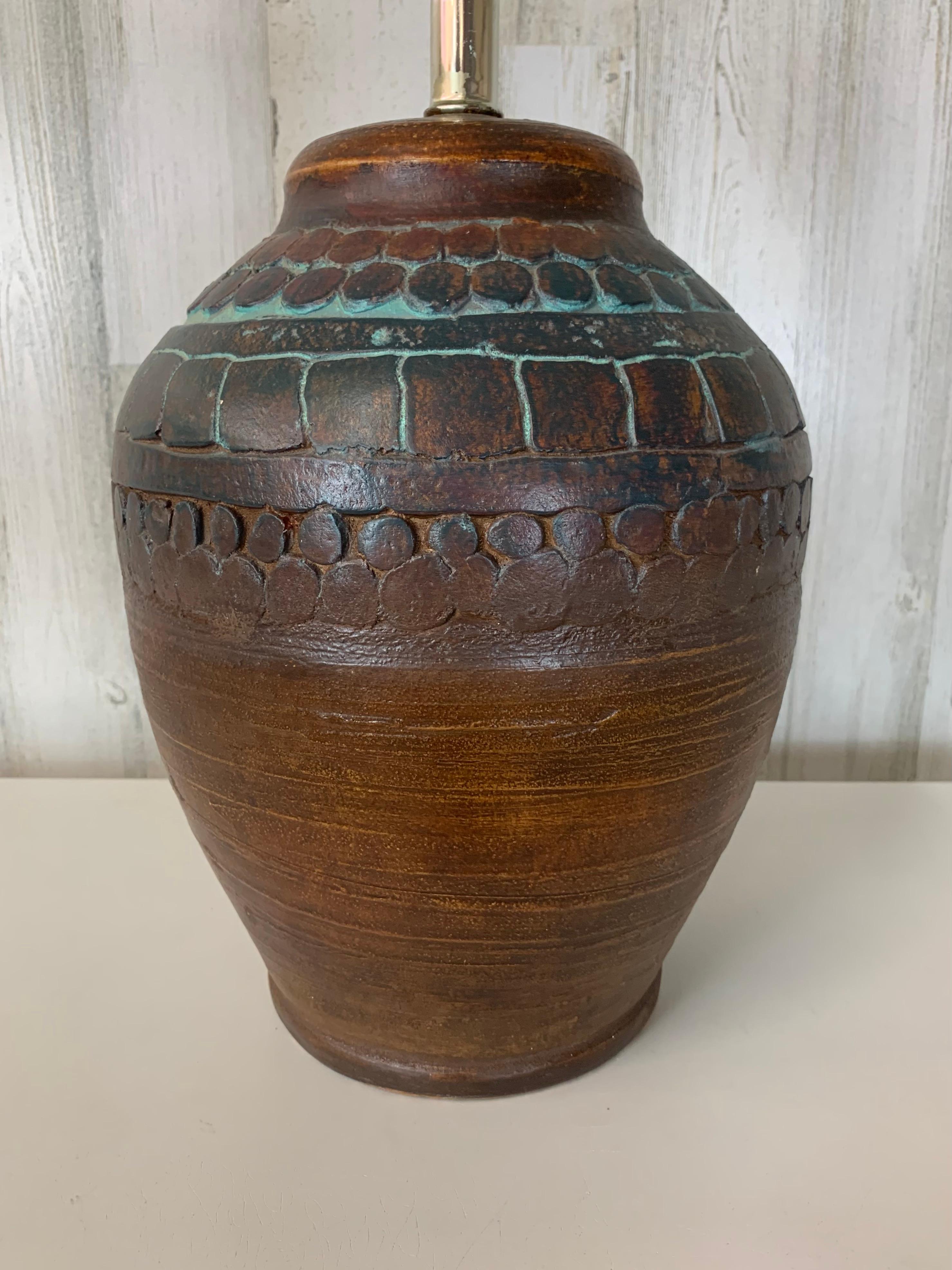 Design/One pour une ambiance rustique et moderne, marron riche avec des accents turquoise. Le haut de la douille a une hauteur de 17