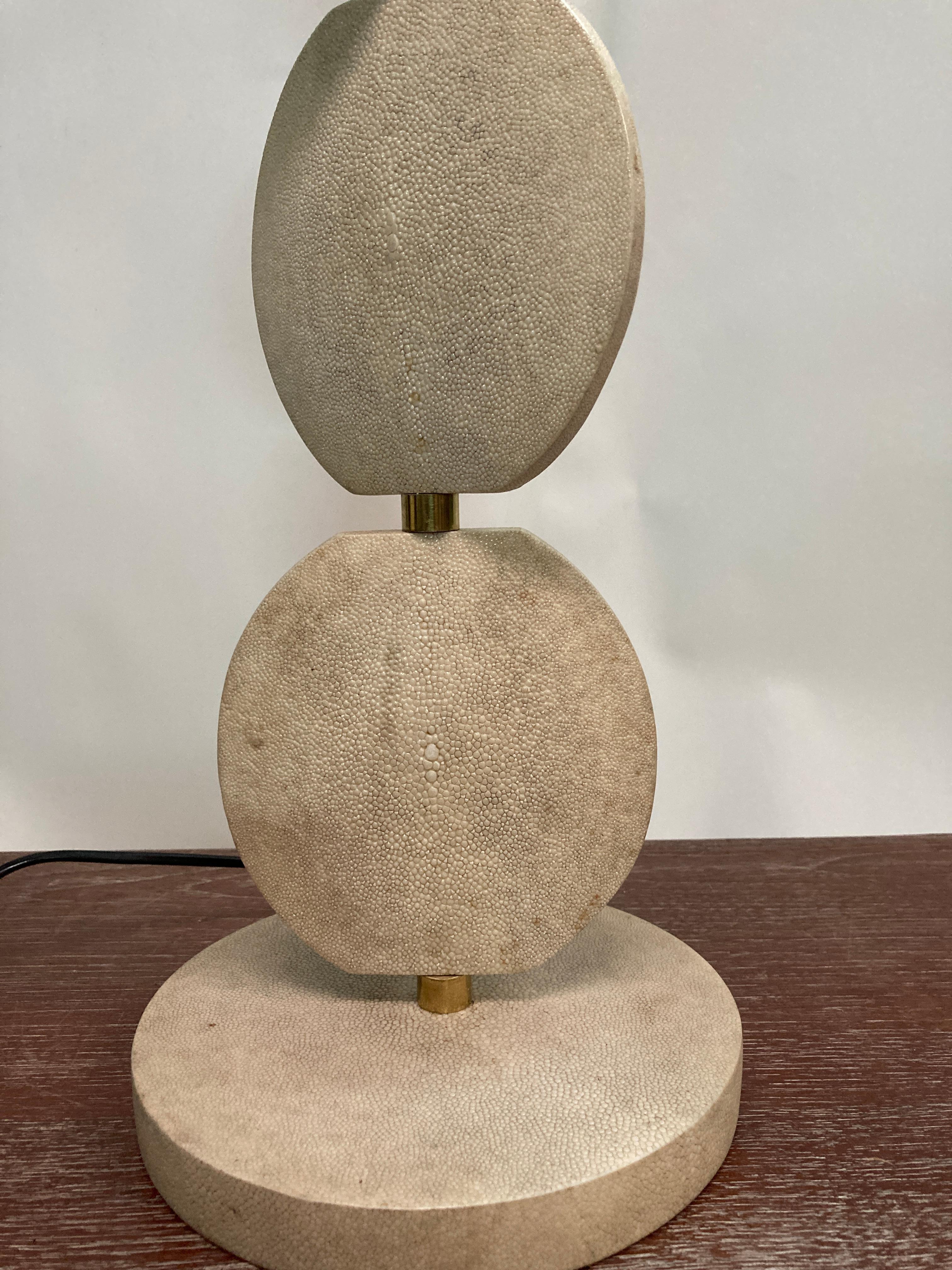 1980's Table lamp covered with white shagreen  In Good Condition For Sale In Bois-Colombes, FR