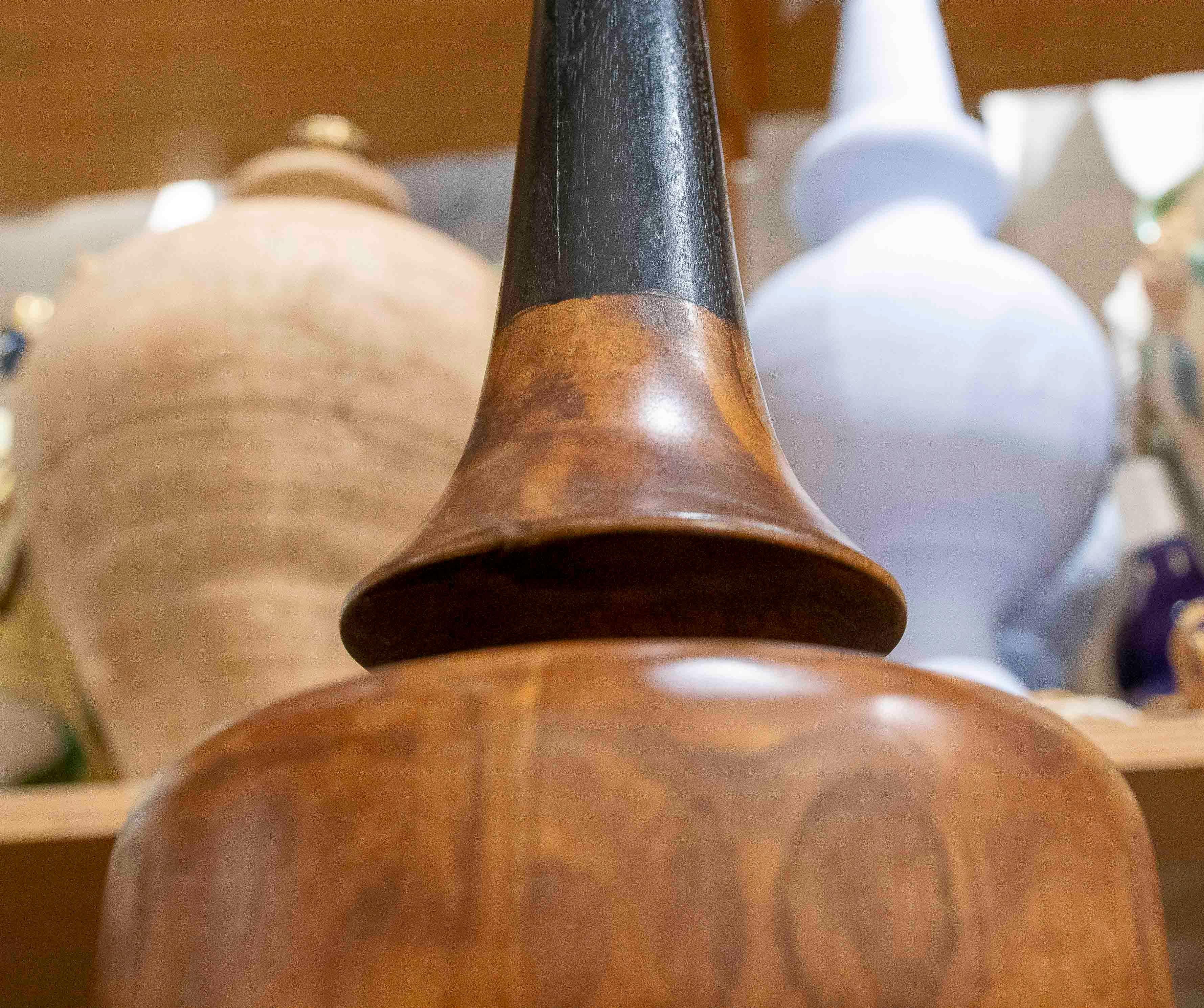 1980s Table Lamp in two types of Wood with Sculptural Design For Sale 5