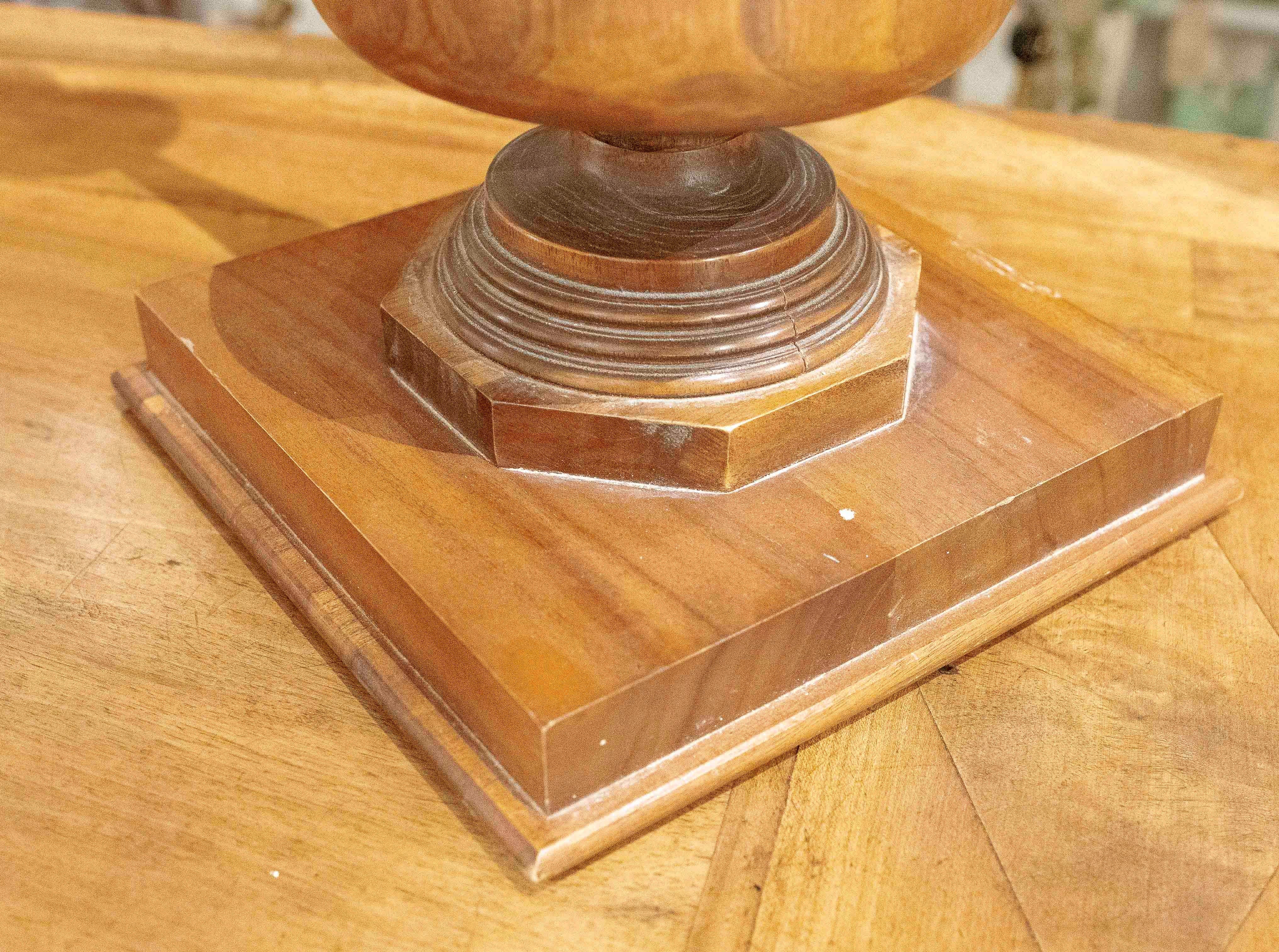 1980s Table Lamp in two types of Wood with Sculptural Design For Sale 6