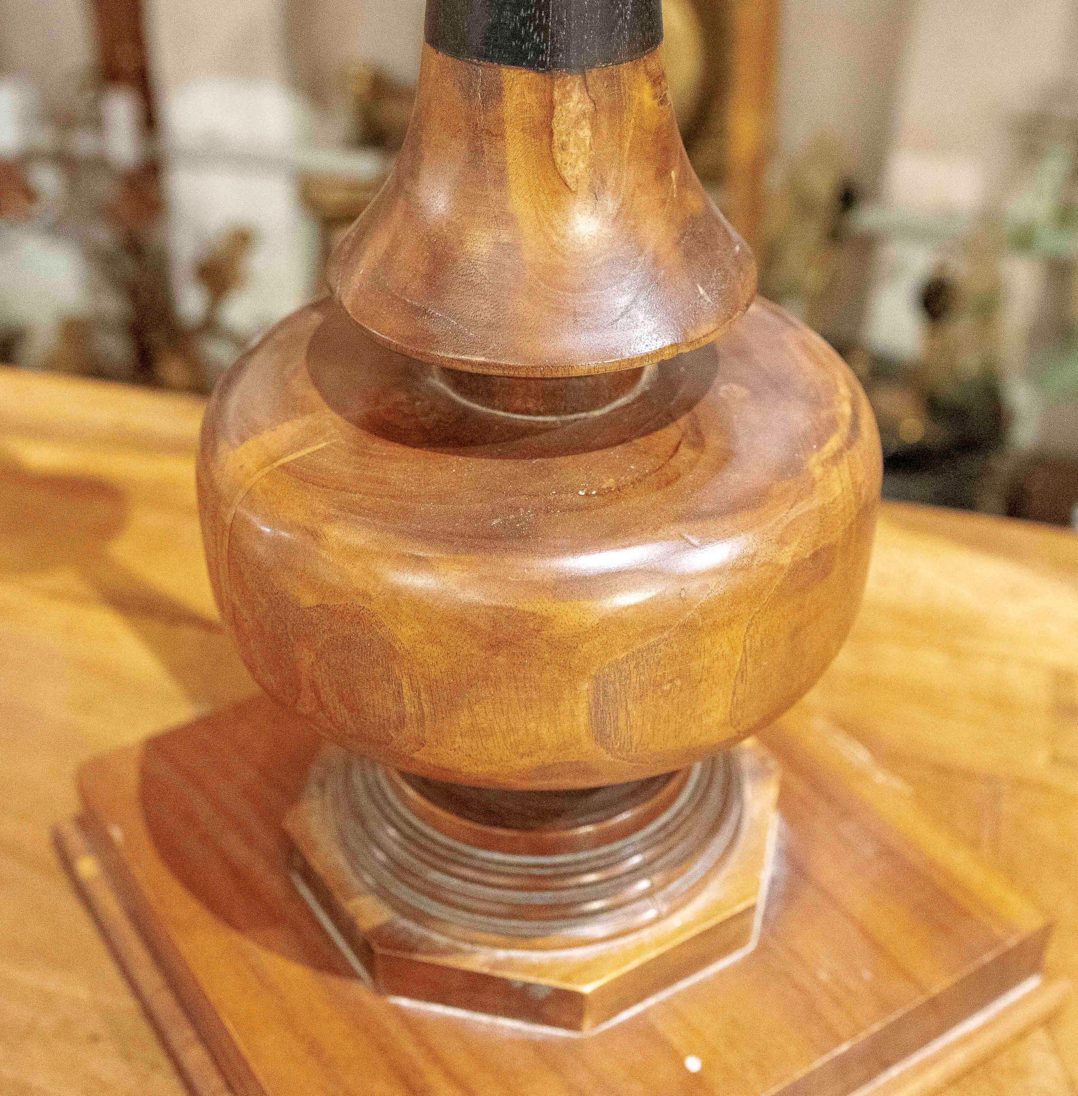1980s Table Lamp in two types of Wood with Sculptural Design For Sale 7