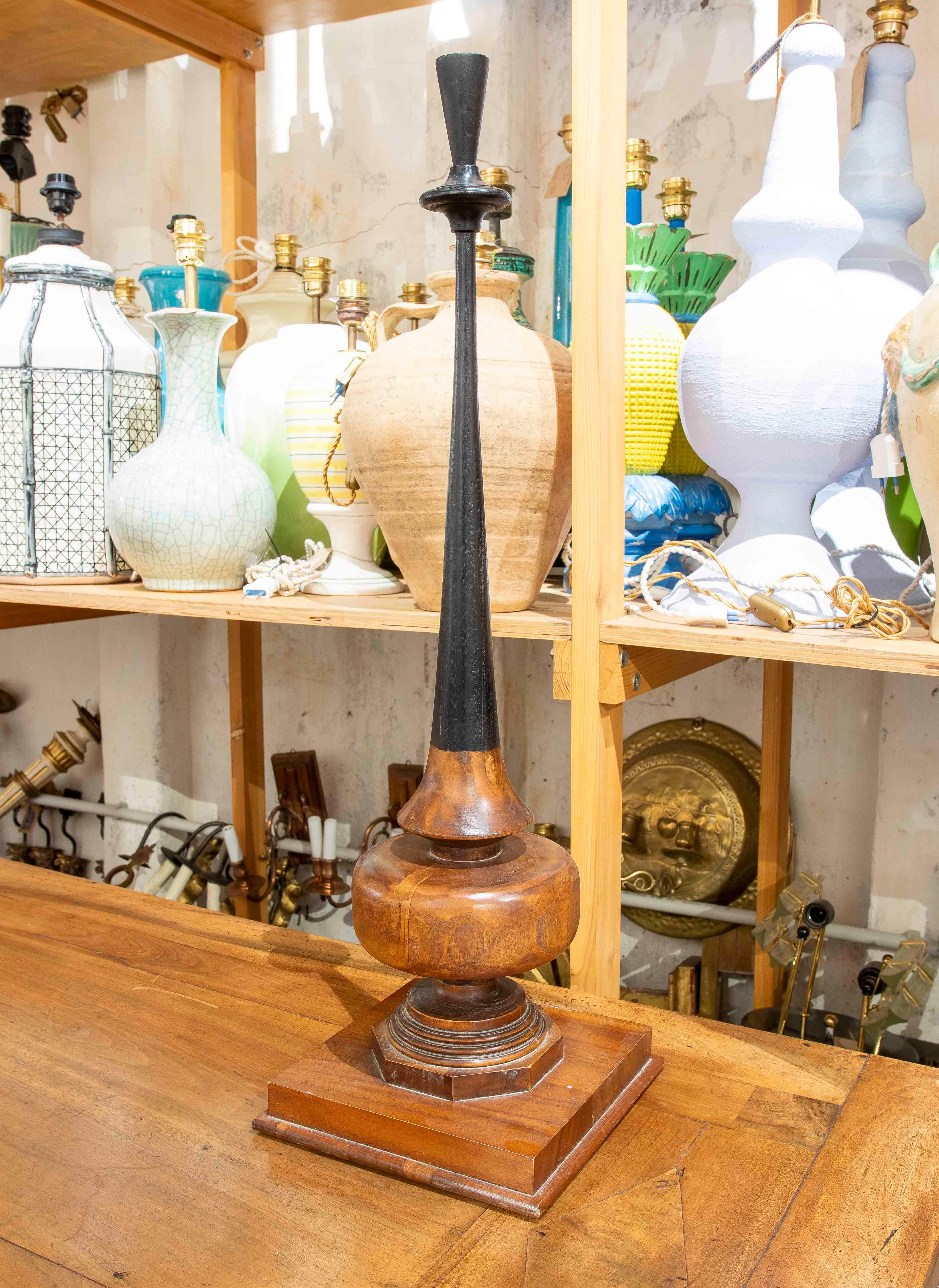 Spanish 1980s Table Lamp in two types of Wood with Sculptural Design For Sale