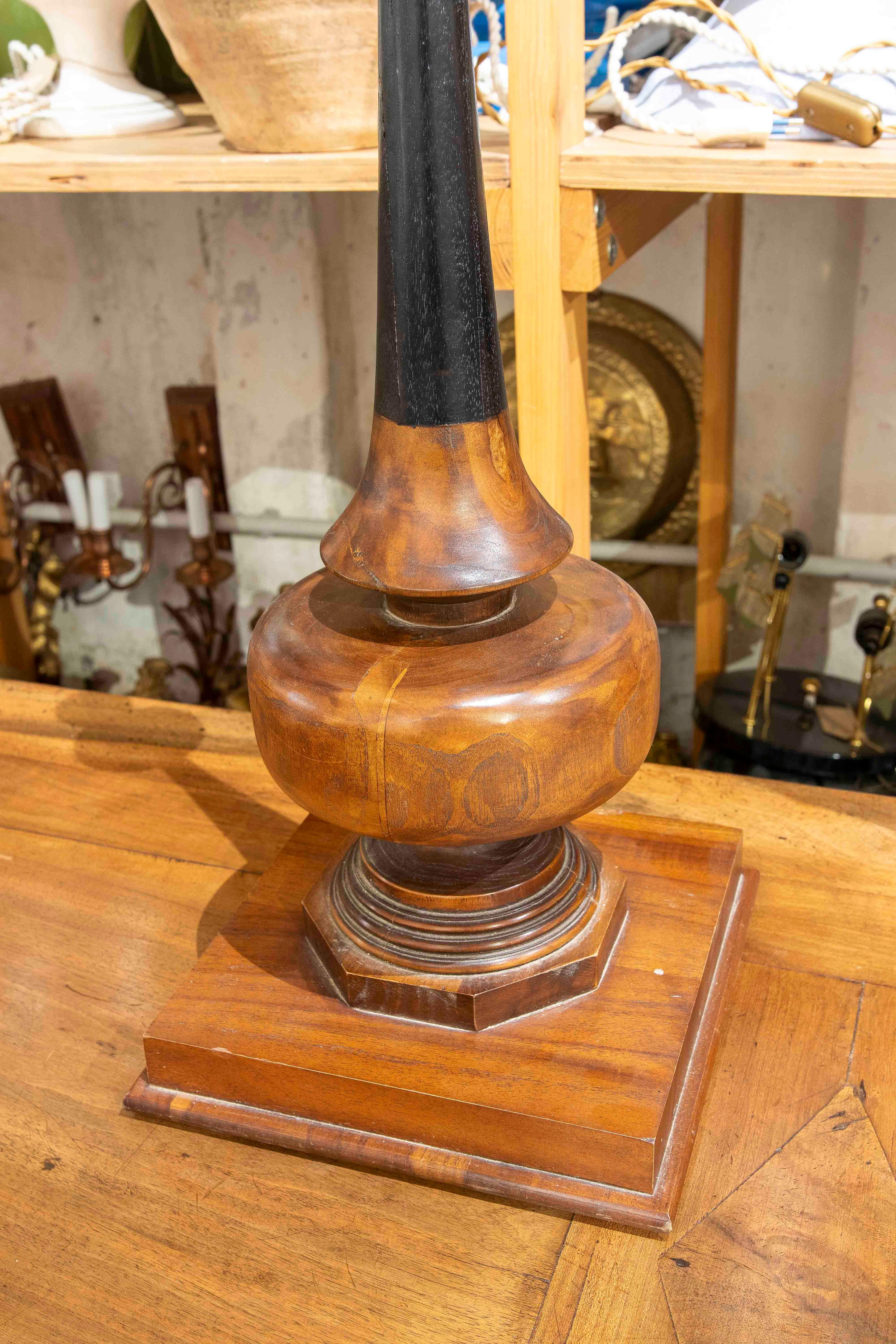 1980s Table Lamp in two types of Wood with Sculptural Design In Good Condition For Sale In Marbella, ES