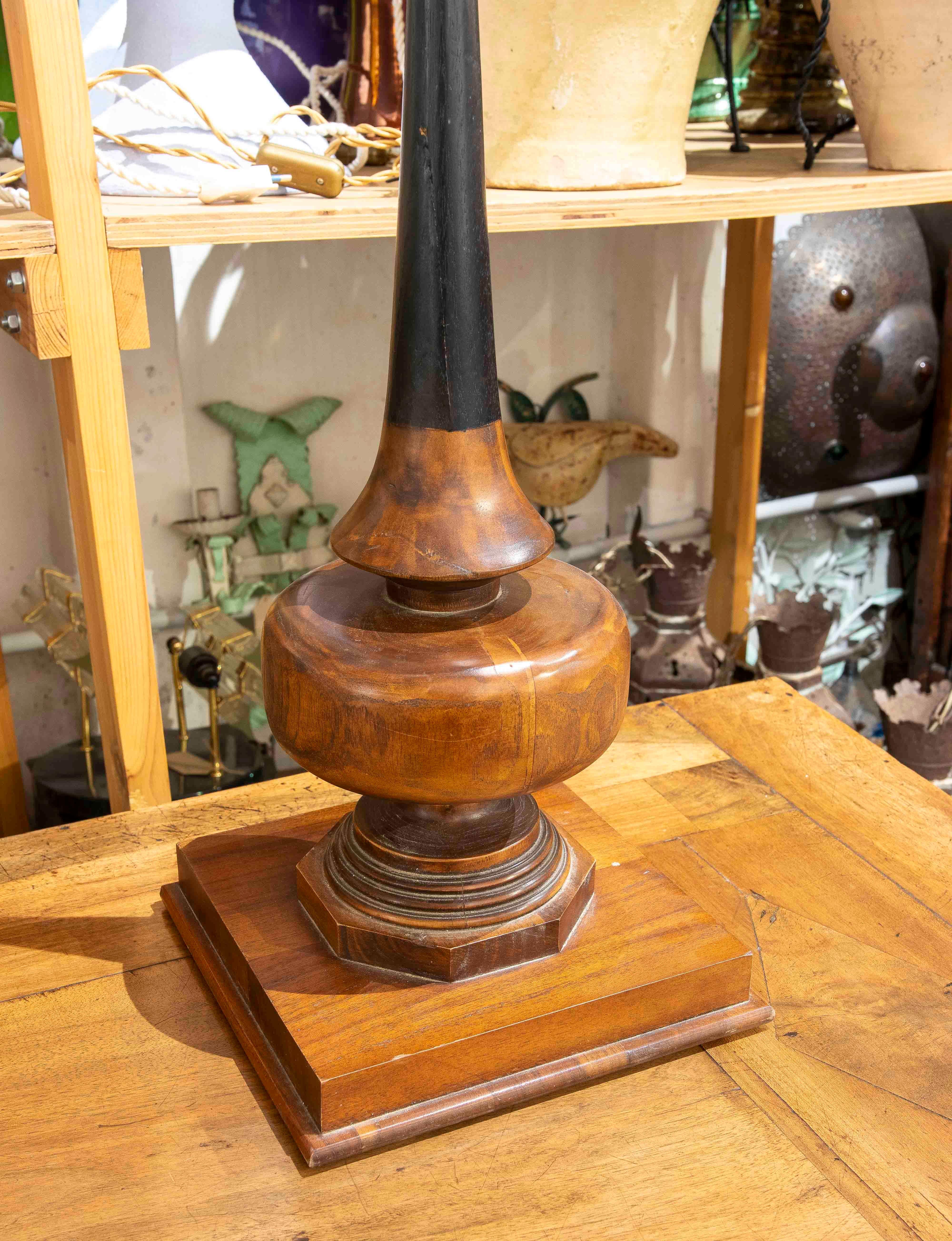 20th Century 1980s Table Lamp in two types of Wood with Sculptural Design For Sale
