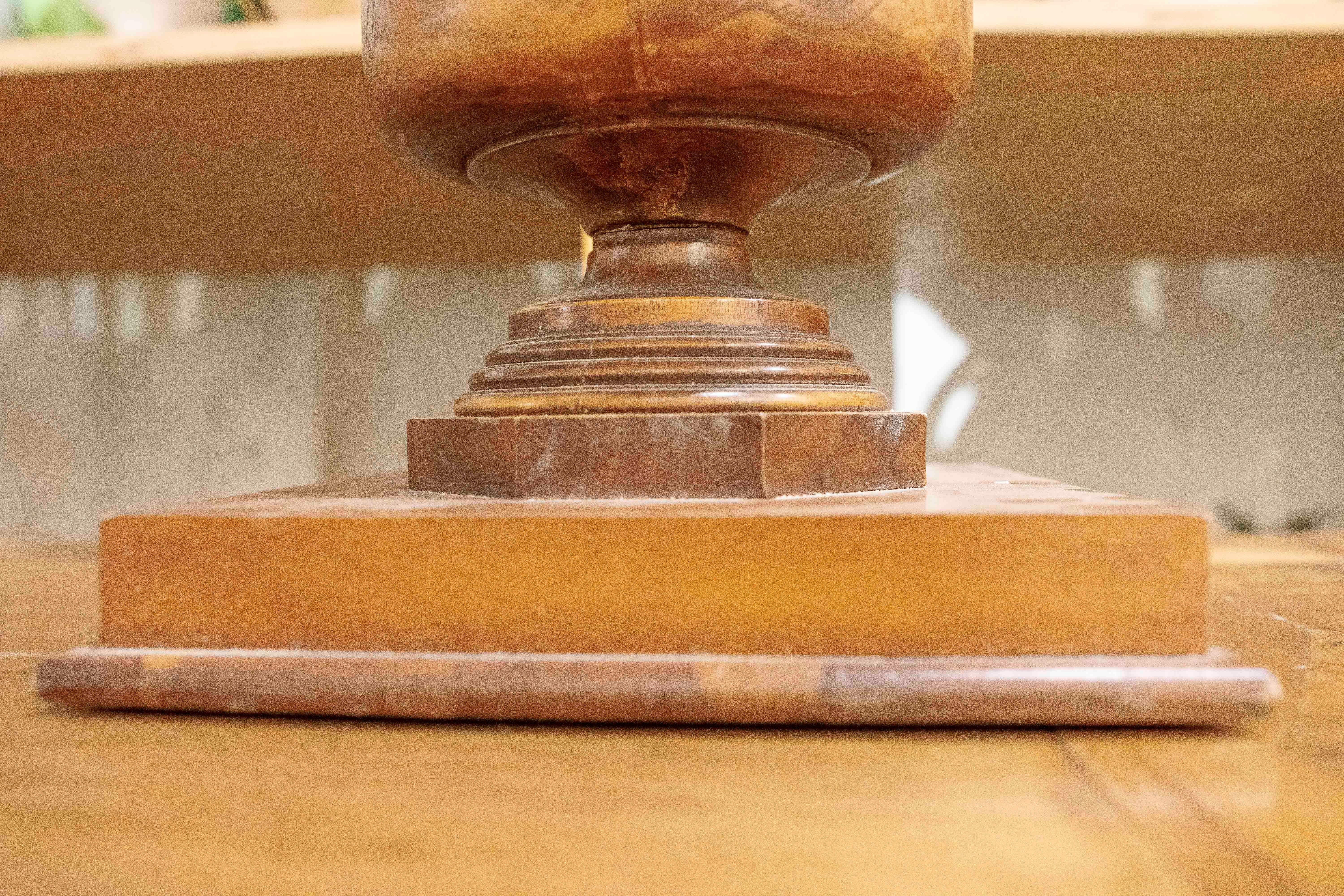 1980s Table Lamp in two types of Wood with Sculptural Design For Sale 3