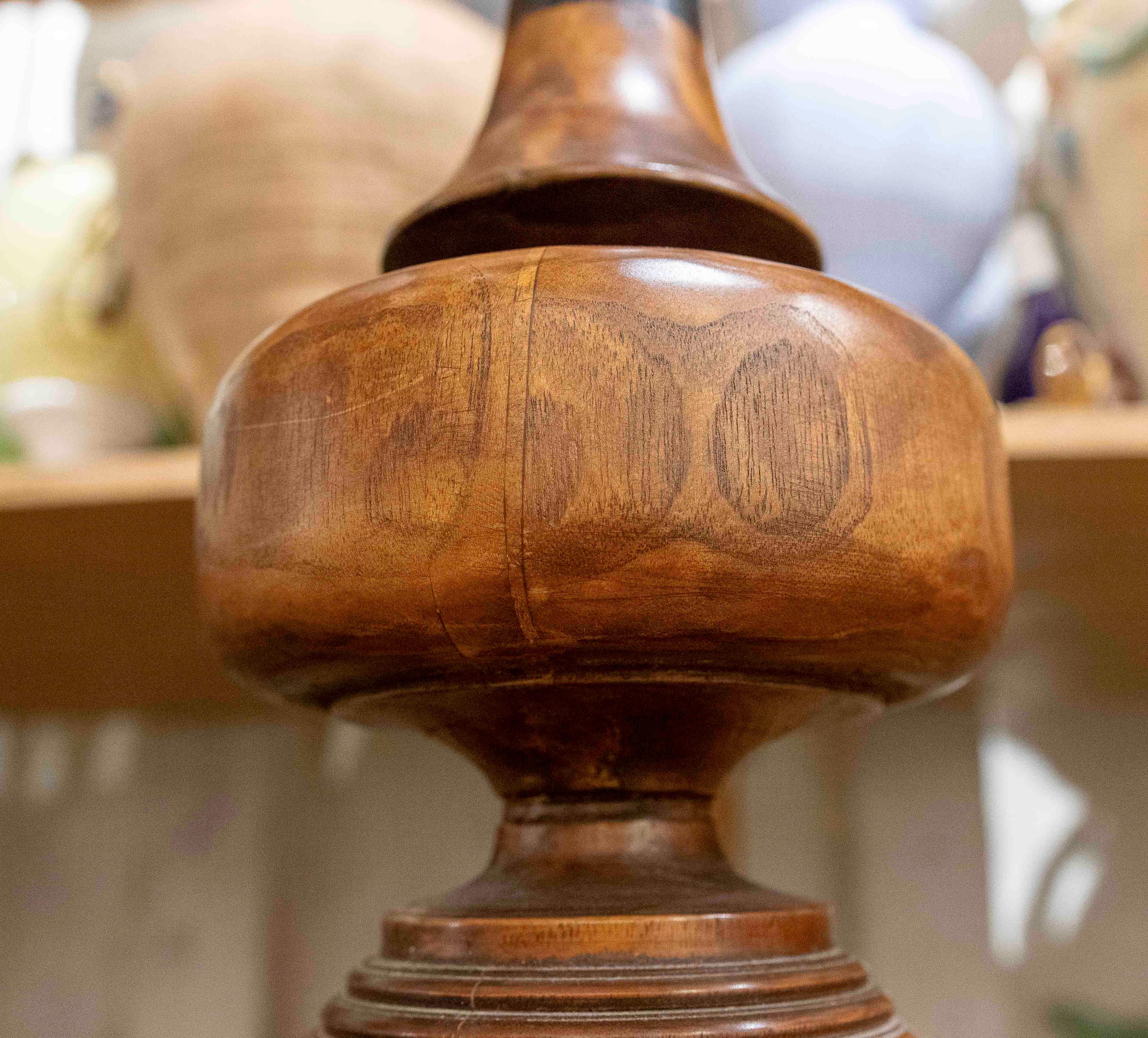 1980s Table Lamp in two types of Wood with Sculptural Design For Sale 4