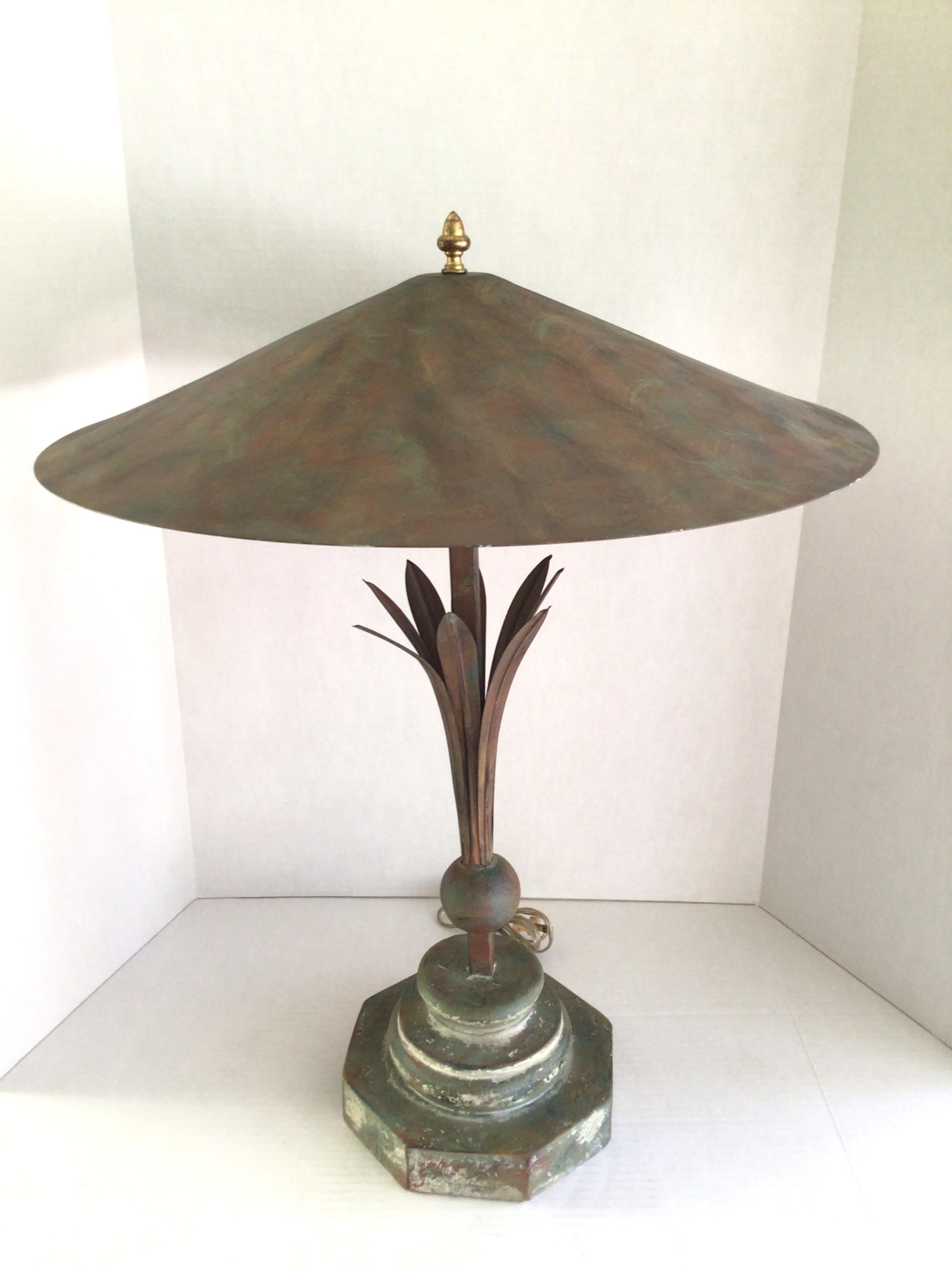 Questa lampada da tavolo degli anni '80 con paralume in tiglio patinato
presenta foglie di grano in tole e una sfera finale in ottone
Il grande paralume in tole aggiunge un tocco di drammaticità a questa lampada da tavolo d'accento.

Base dipinta in