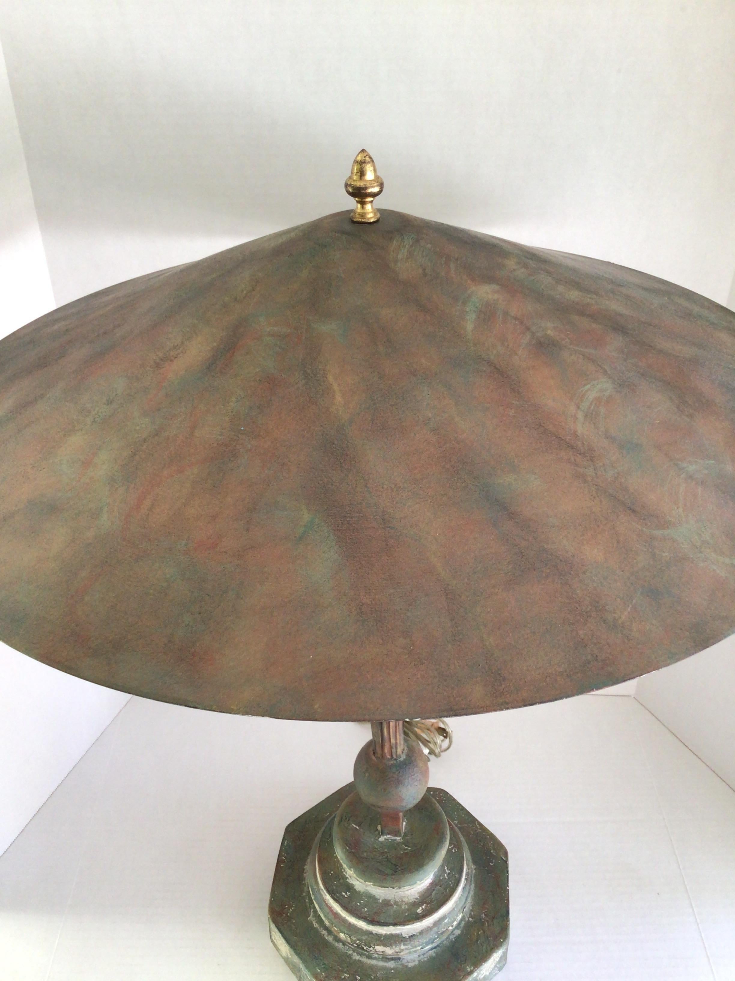 Lampada da tavolo degli anni '80 con paralume in tiglio patinato In condizioni buone in vendita a Tarrytown, NY