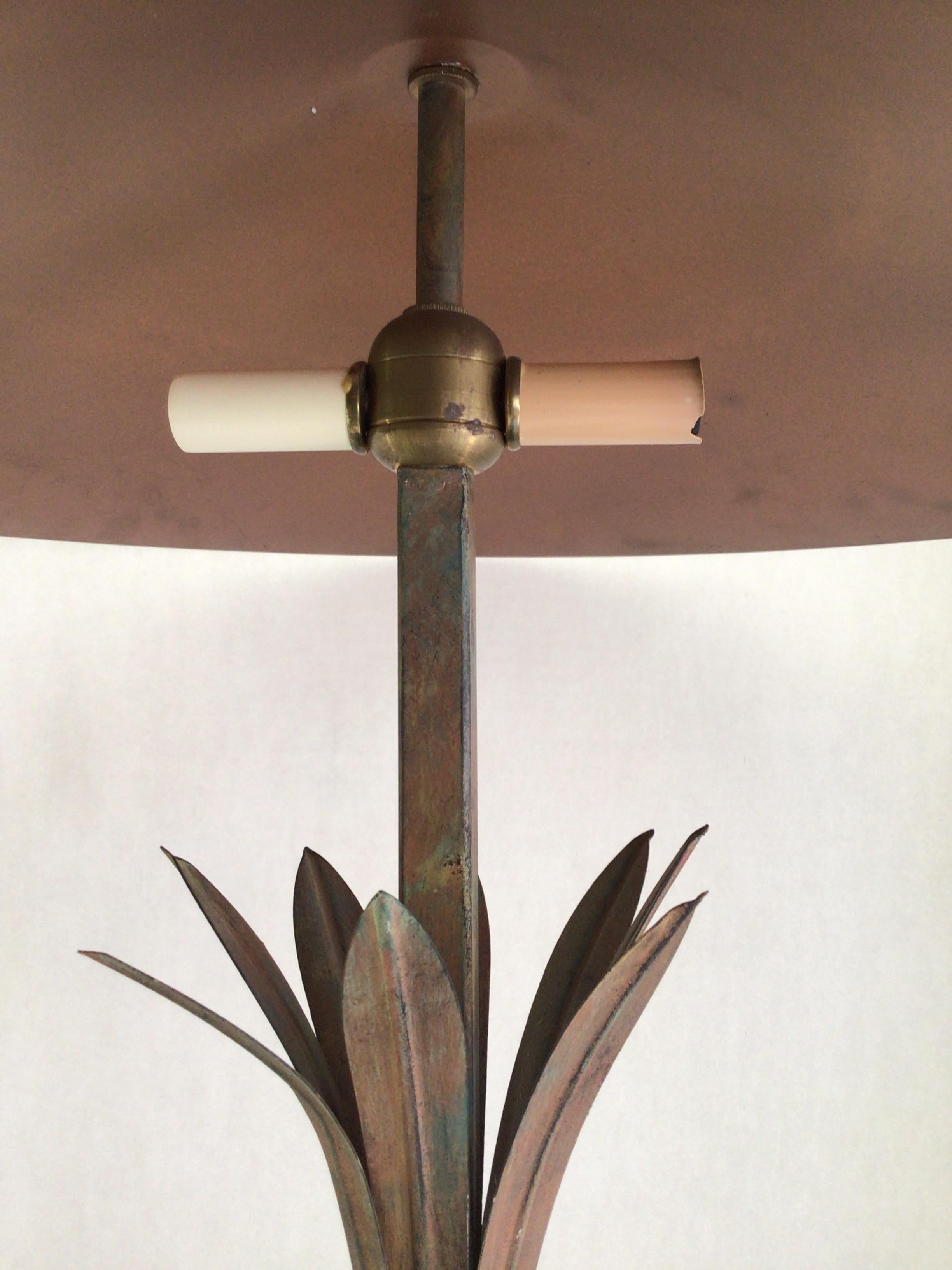 Metallo Lampada da tavolo degli anni '80 con paralume in tiglio patinato in vendita