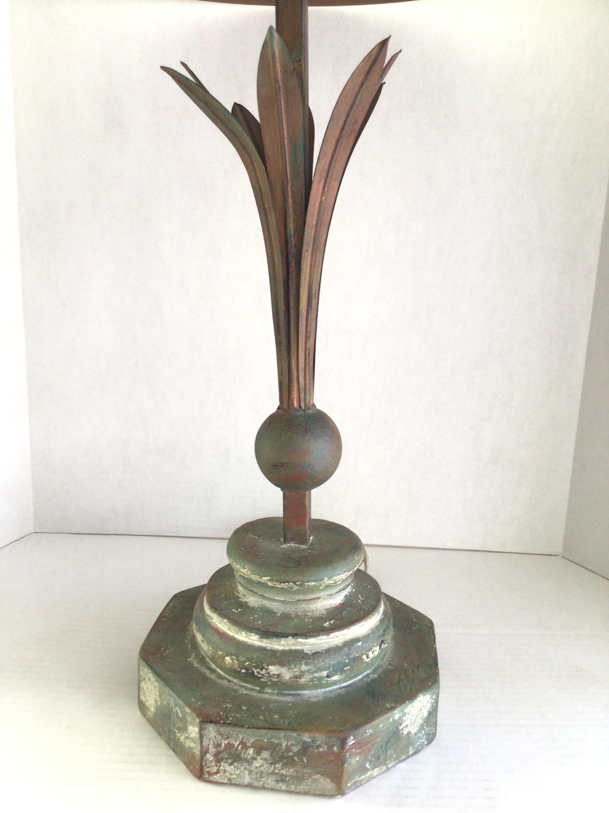 Lampada da tavolo degli anni '80 con paralume in tiglio patinato in vendita 1