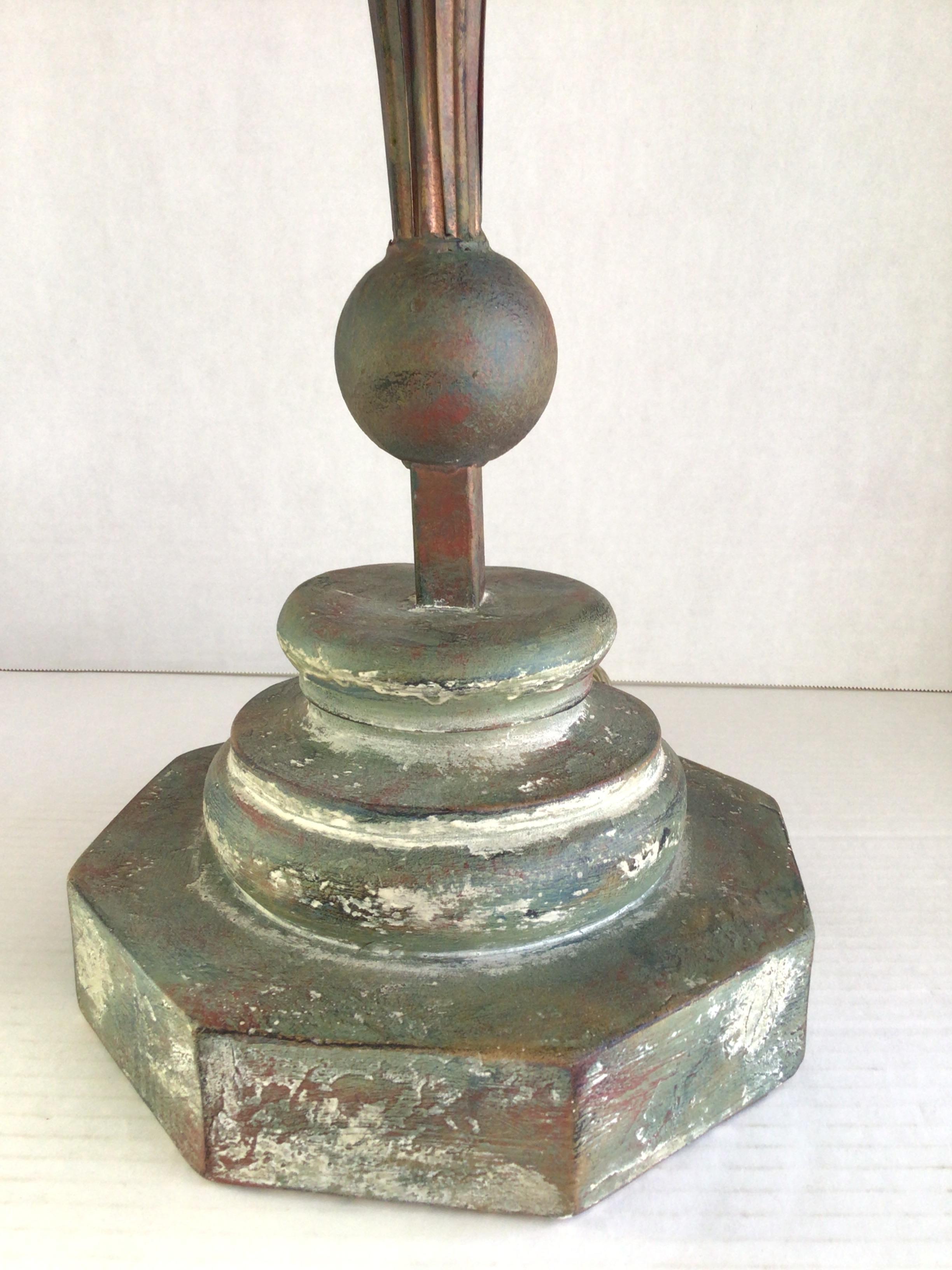 Lampada da tavolo degli anni '80 con paralume in tiglio patinato in vendita 3