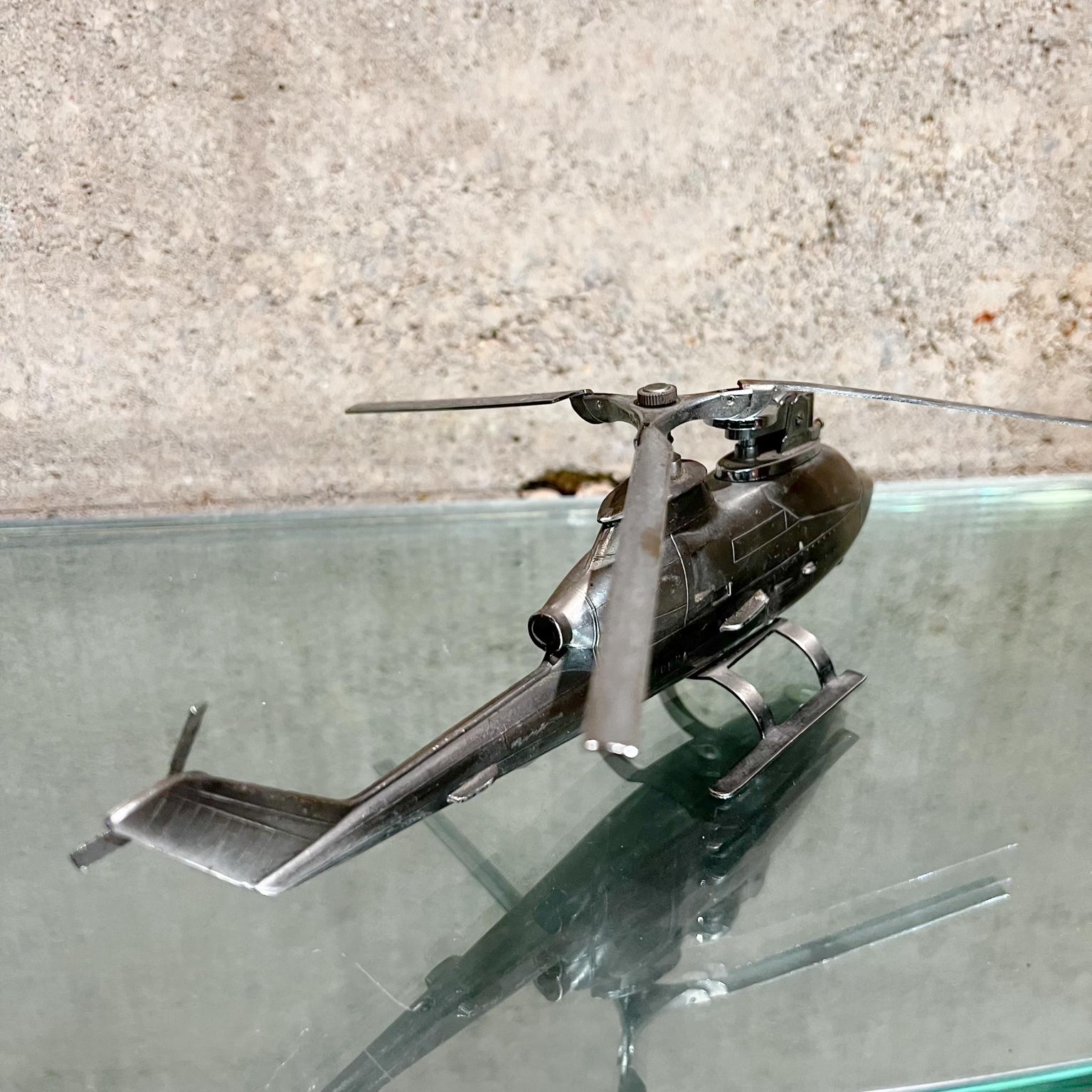 Japonais 1980 Briquet de table chromé Huey Cobra Helicopter Japon en vente