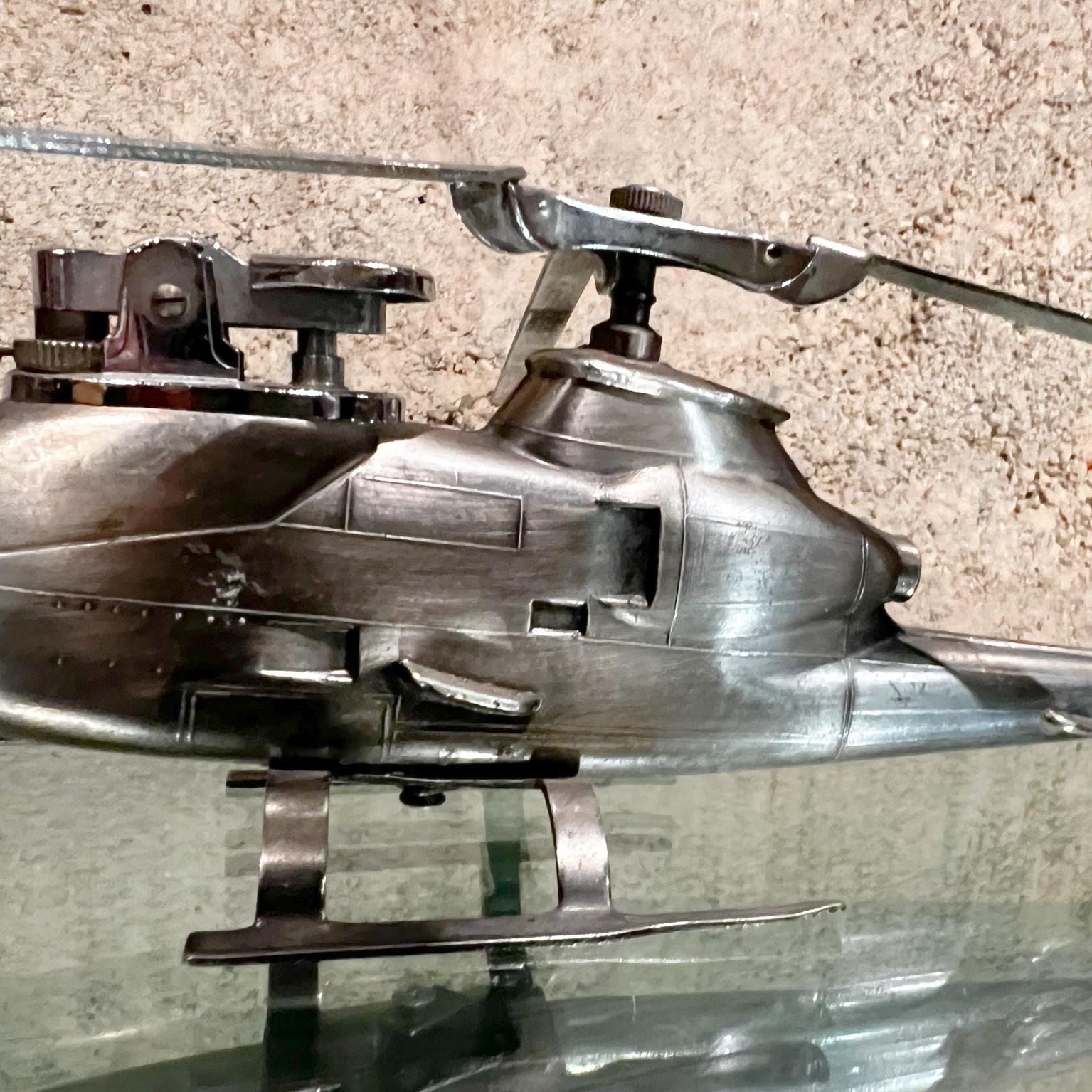 Fin du 20e siècle 1980 Briquet de table chromé Huey Cobra Helicopter Japon en vente