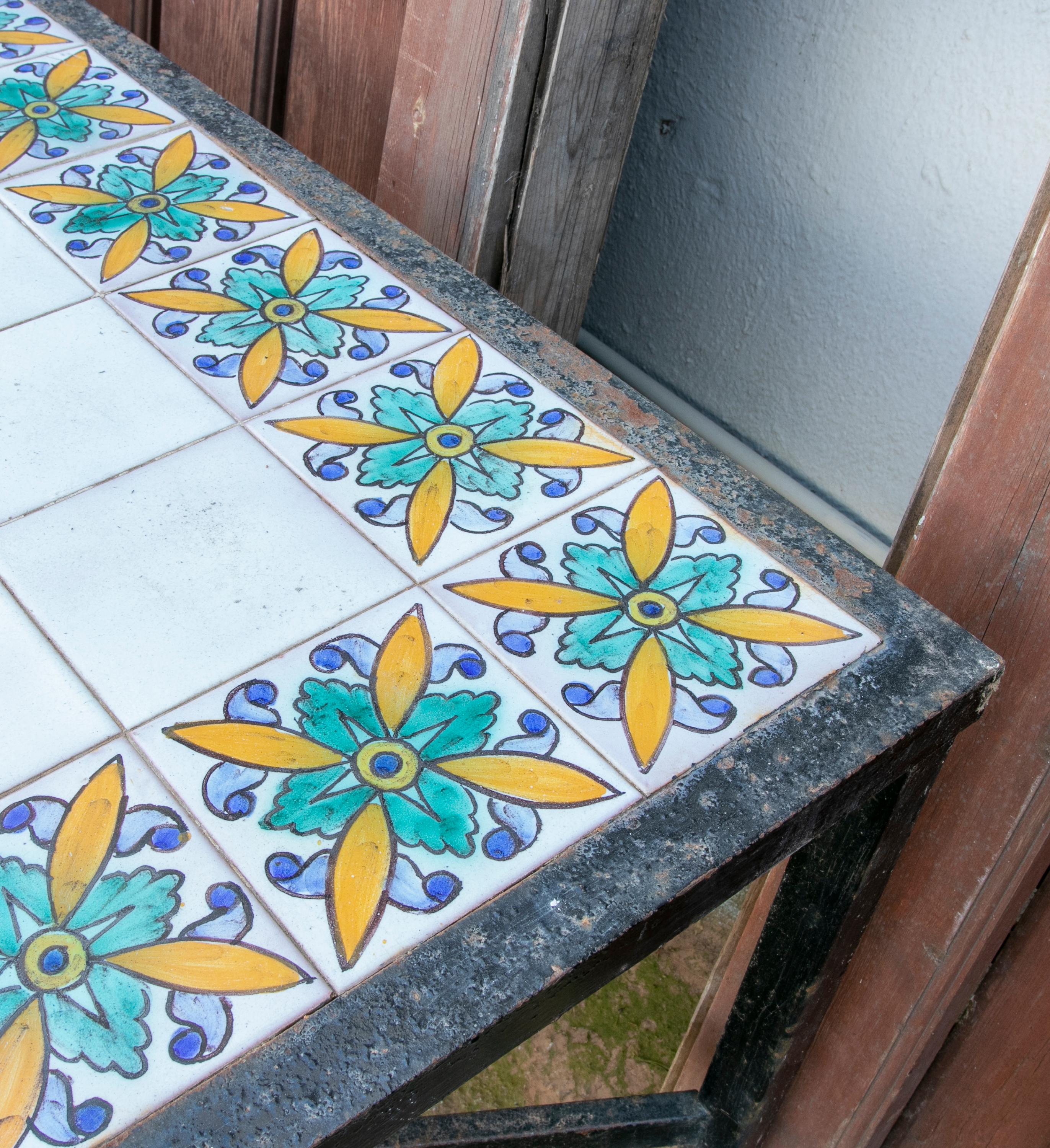 Mesa de los años 80 con base de hierro y azulejos geométricos encima Español en venta