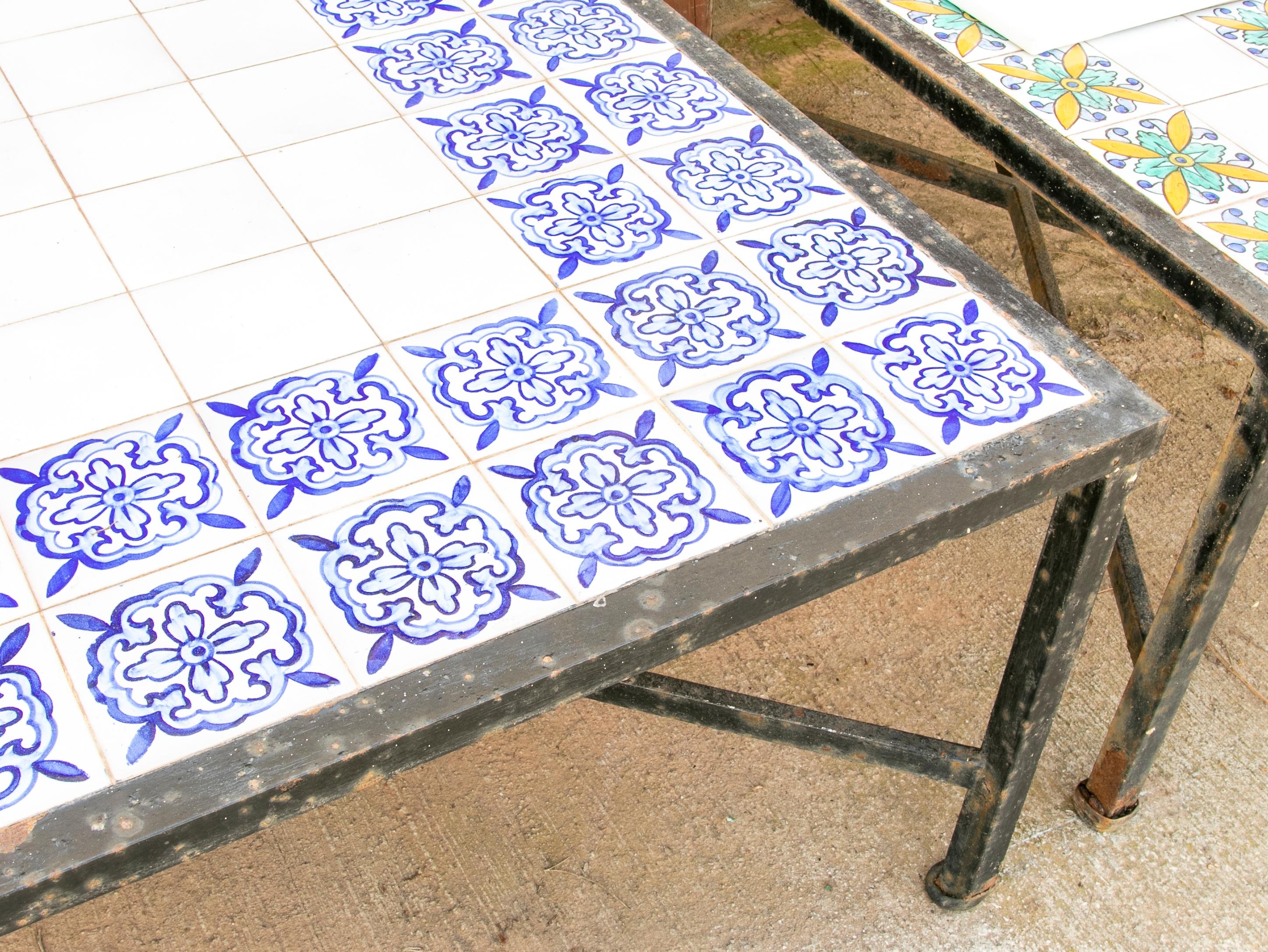 1980er Jahre Tisch mit Eisenfuß und geometrischen Kacheln auf der Platte  (Keramik) im Angebot