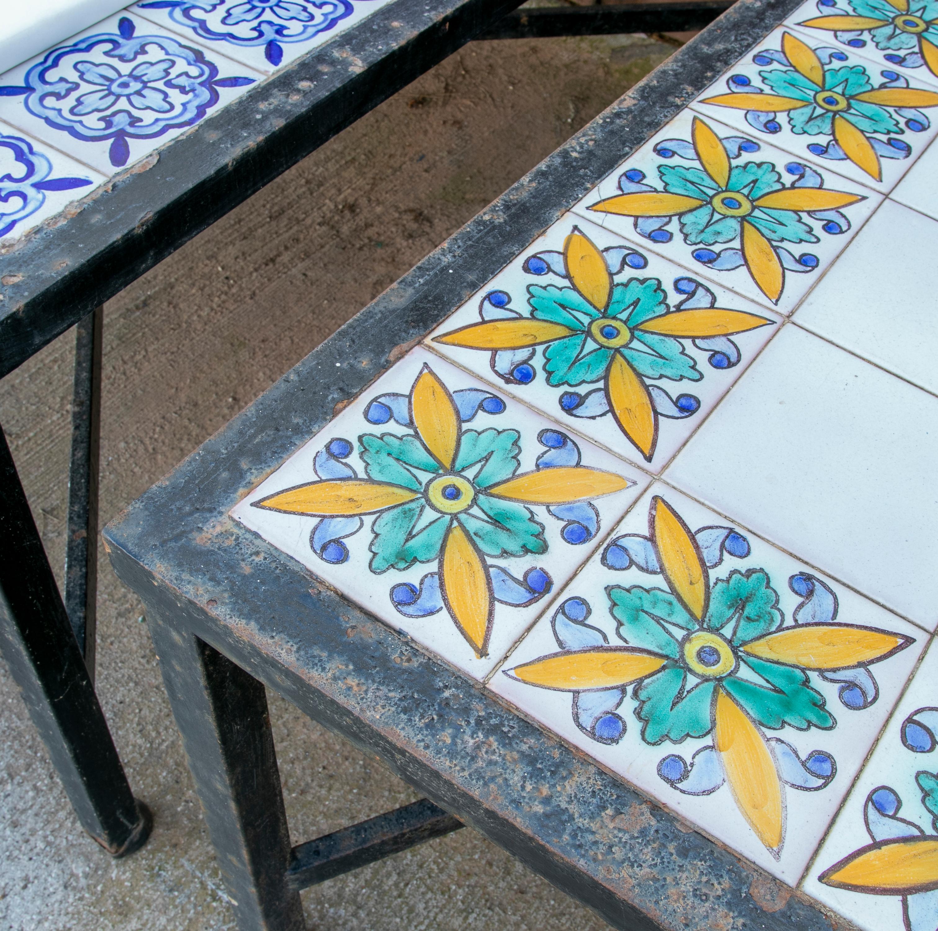 Mesa de los años 80 con base de hierro y azulejos geométricos encima Cerámico en venta